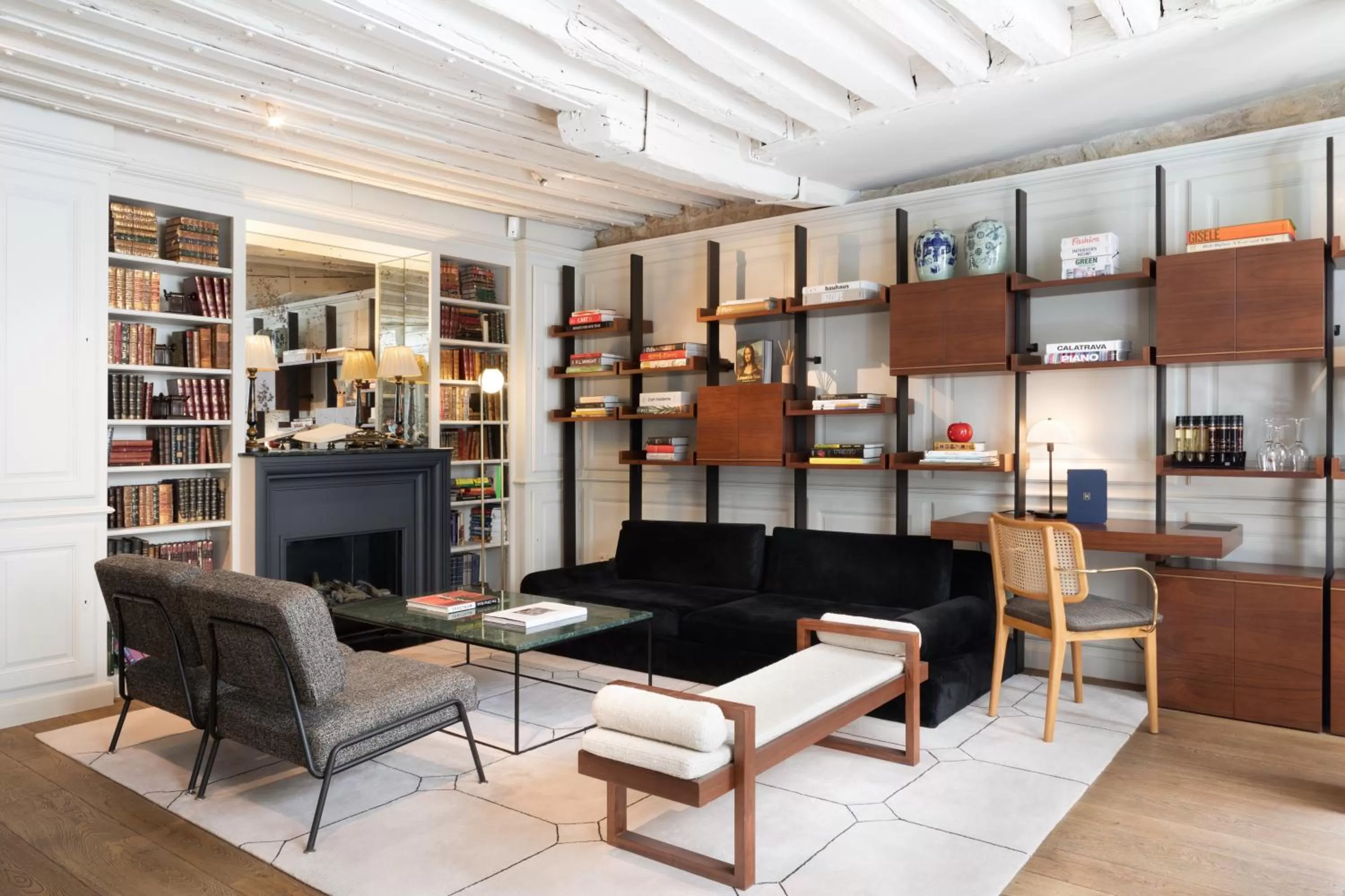 Communal lounge/ TV room in Hotel Verneuil Saint Germain