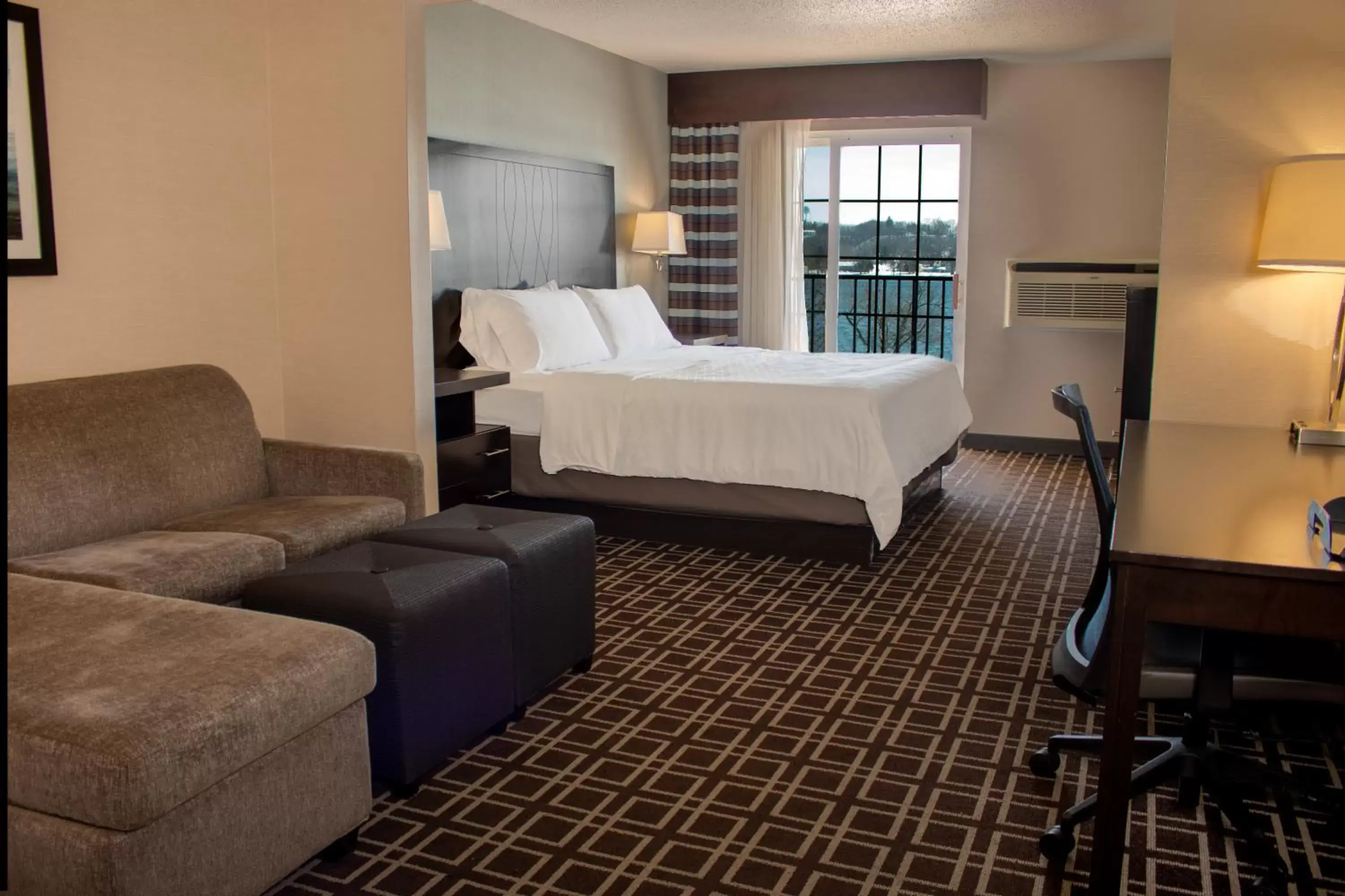 Photo of the whole room, Bed in Holiday Inn Express Le Claire Riverfront-Davenport, an IHG Hotel