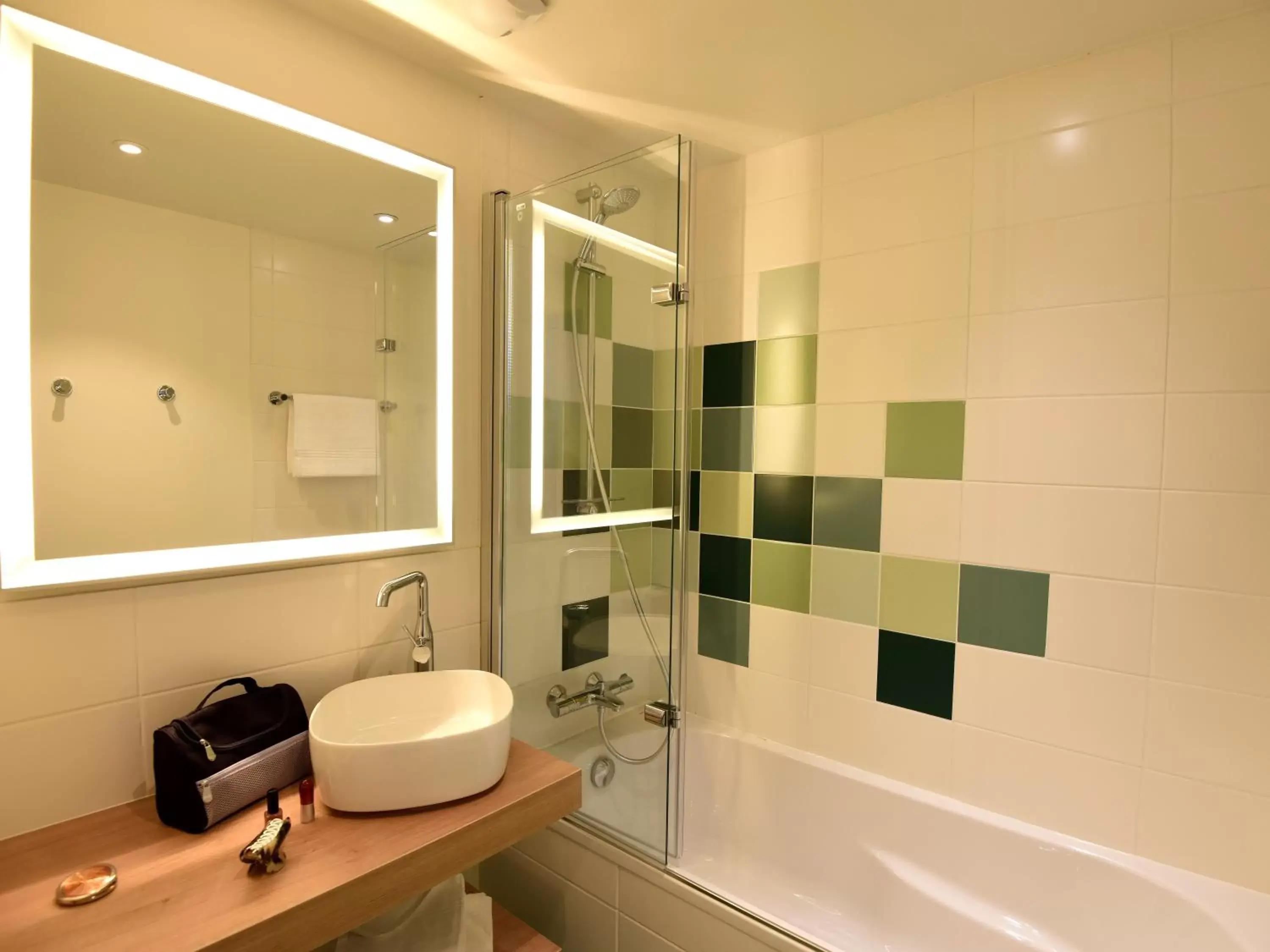 Bathroom in ibis Styles Arcachon Gujan Mestras