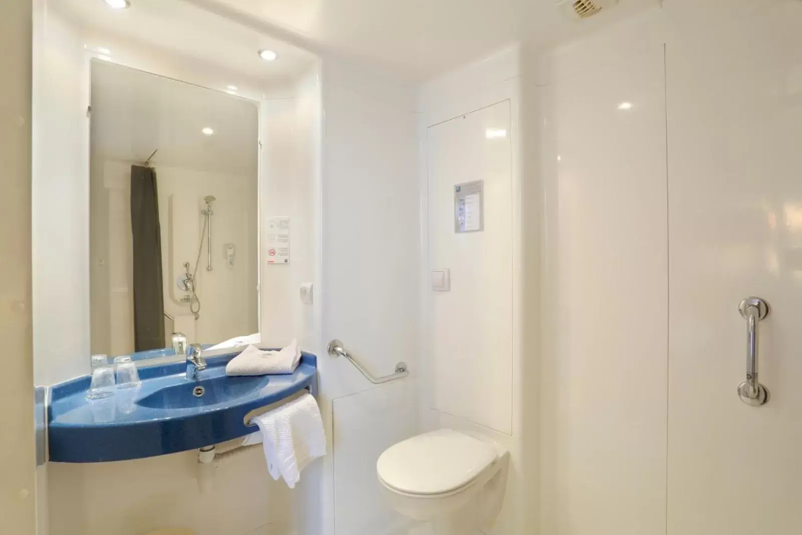 Bed, Bathroom in Hotel Ibis Budget Cosne Sur Loire