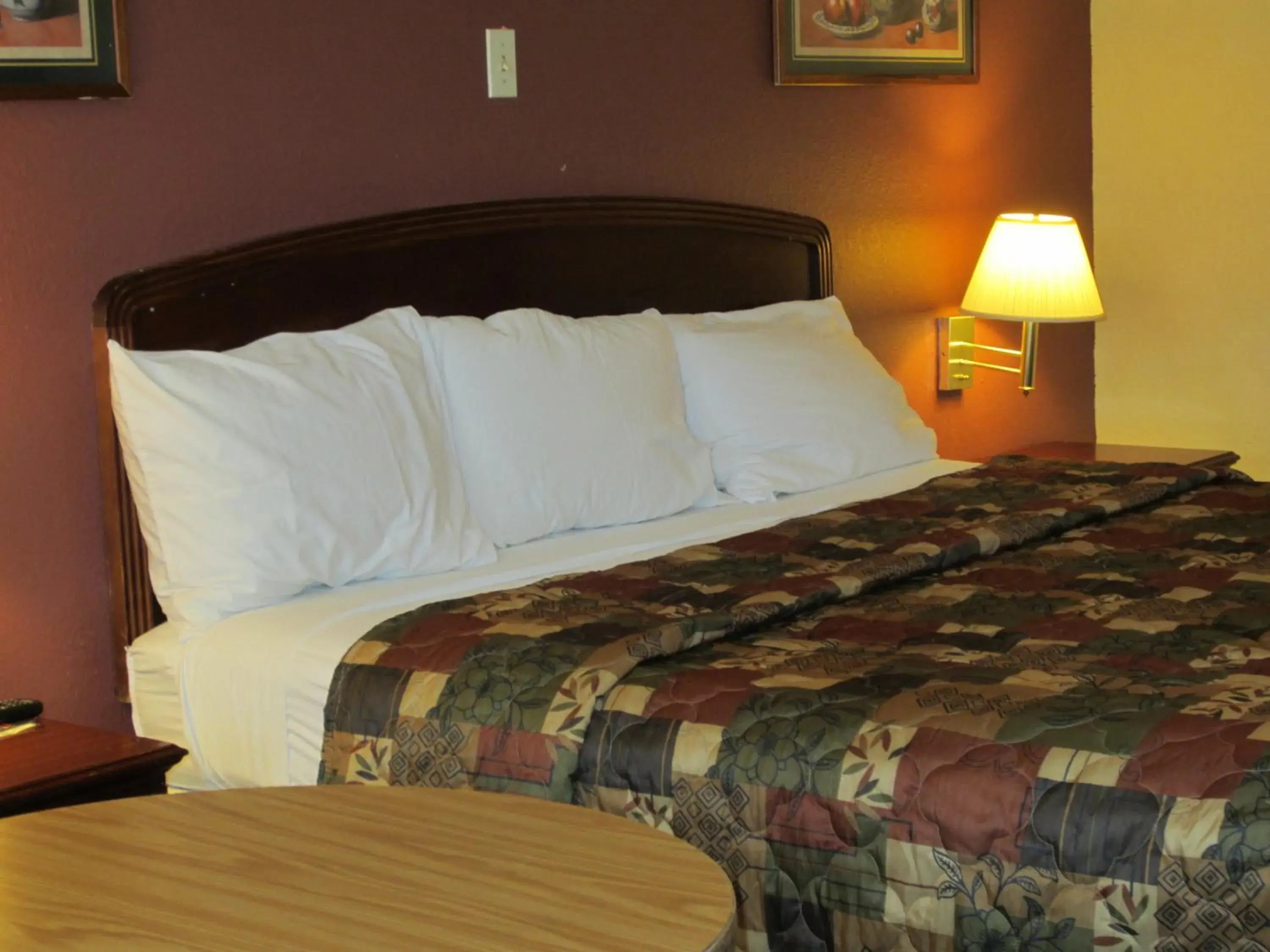 Bedroom, Bed in First Western Inn - Fairmont City