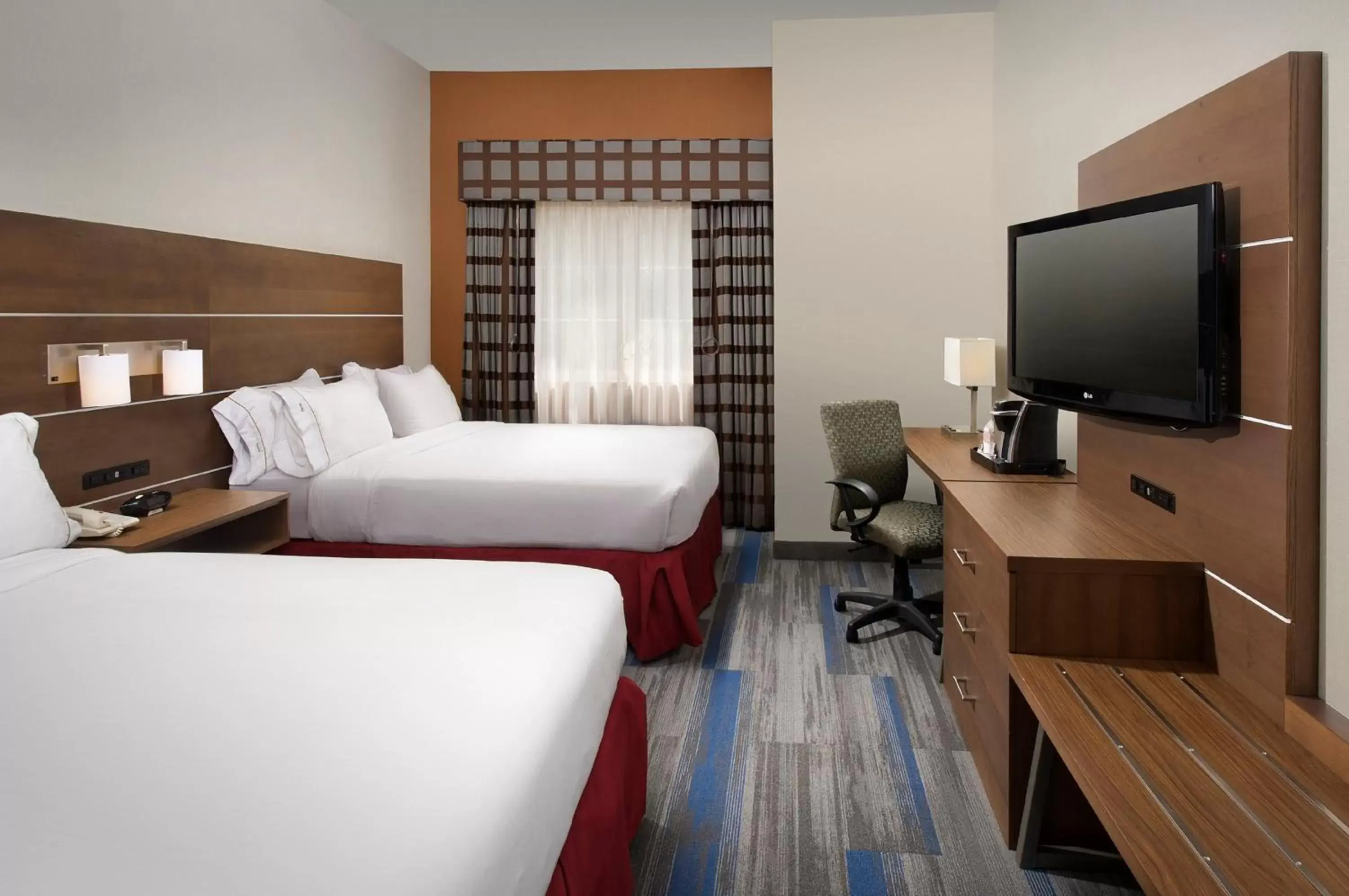 Photo of the whole room, TV/Entertainment Center in Holiday Inn Express & Suites Charlottesville - Ruckersville, an IHG Hotel