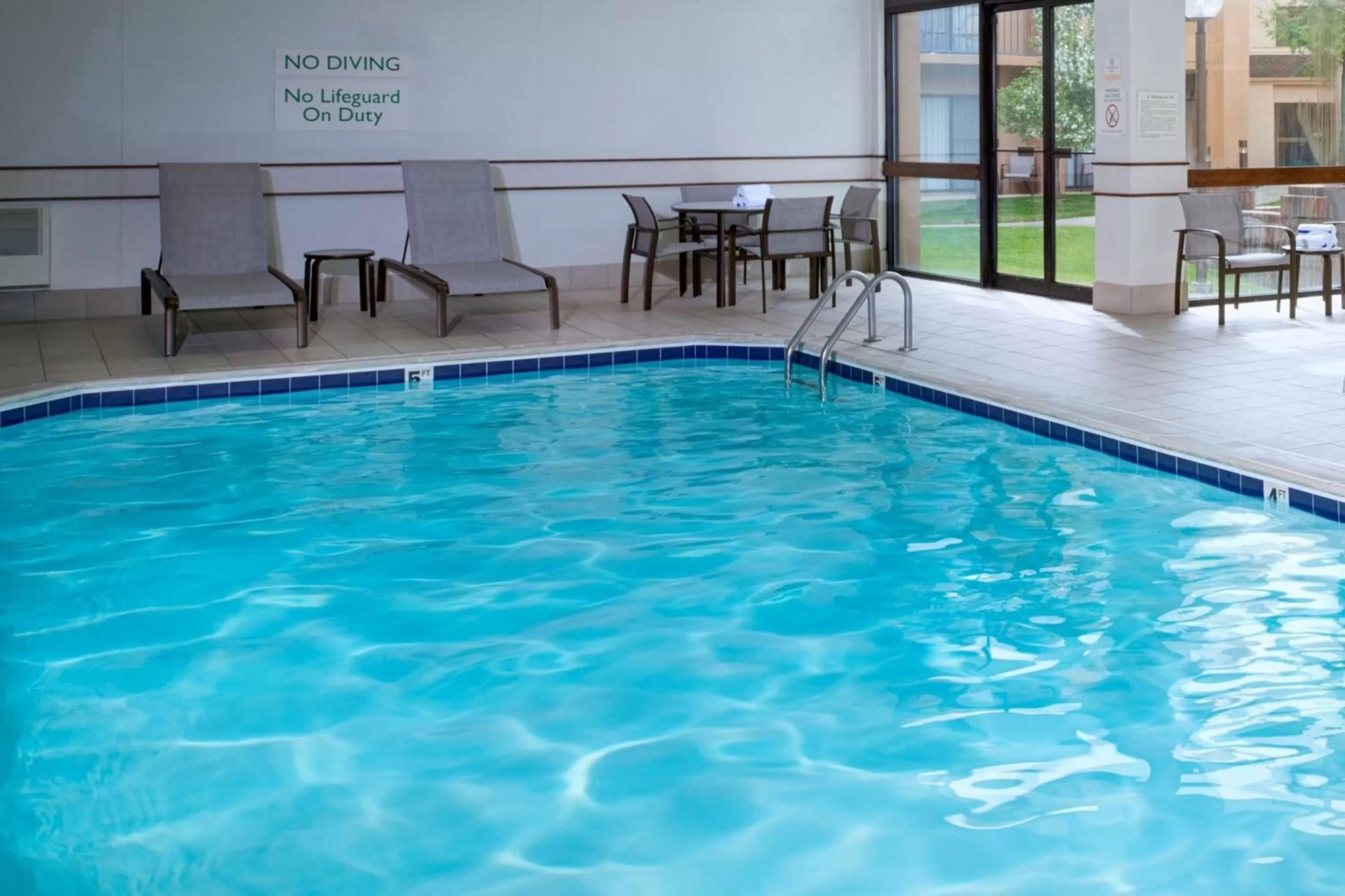 Swimming pool in Courtyard Detroit Dearborn