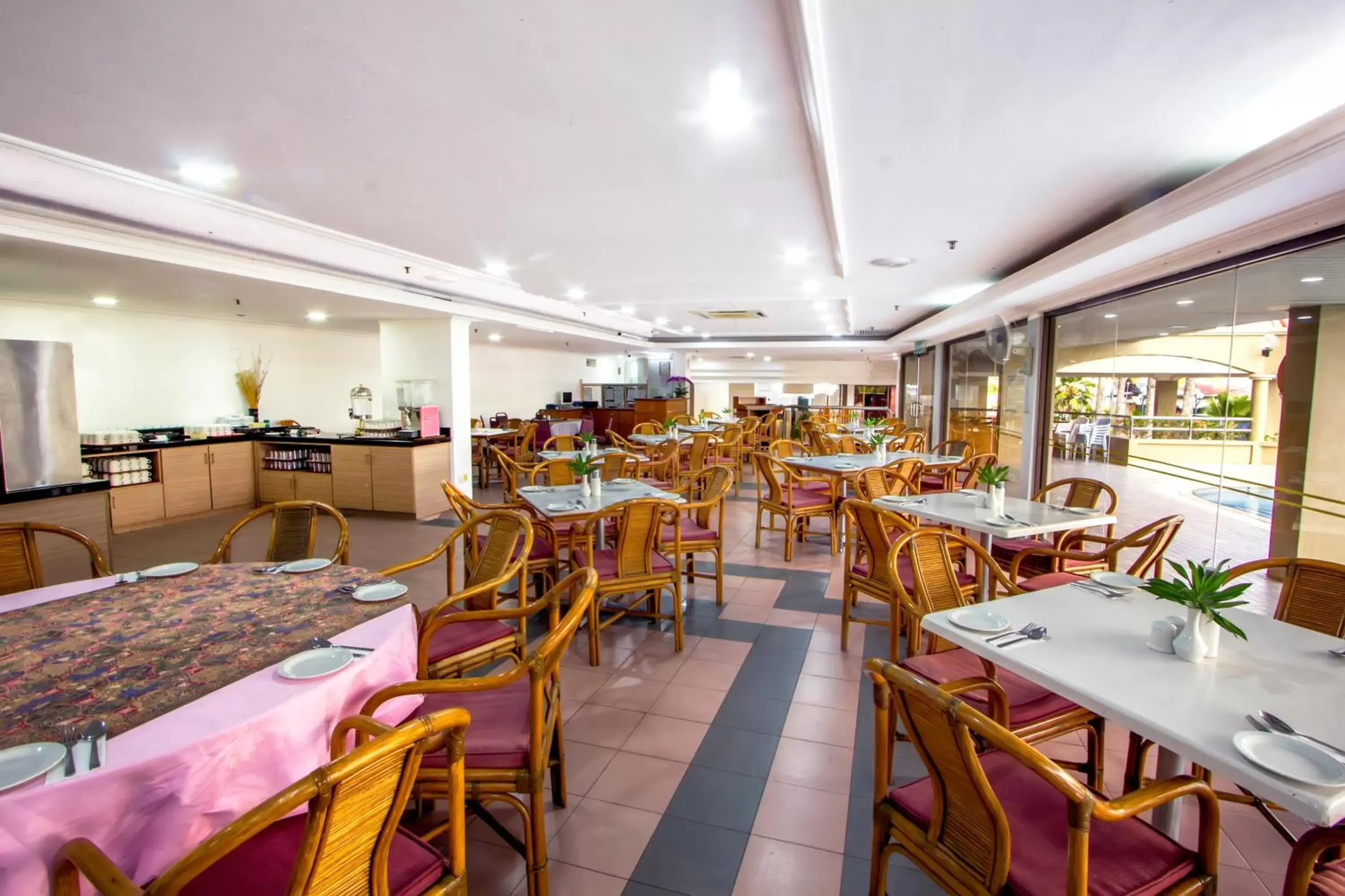 Breakfast, Restaurant/Places to Eat in Hotel Grand Continental Langkawi