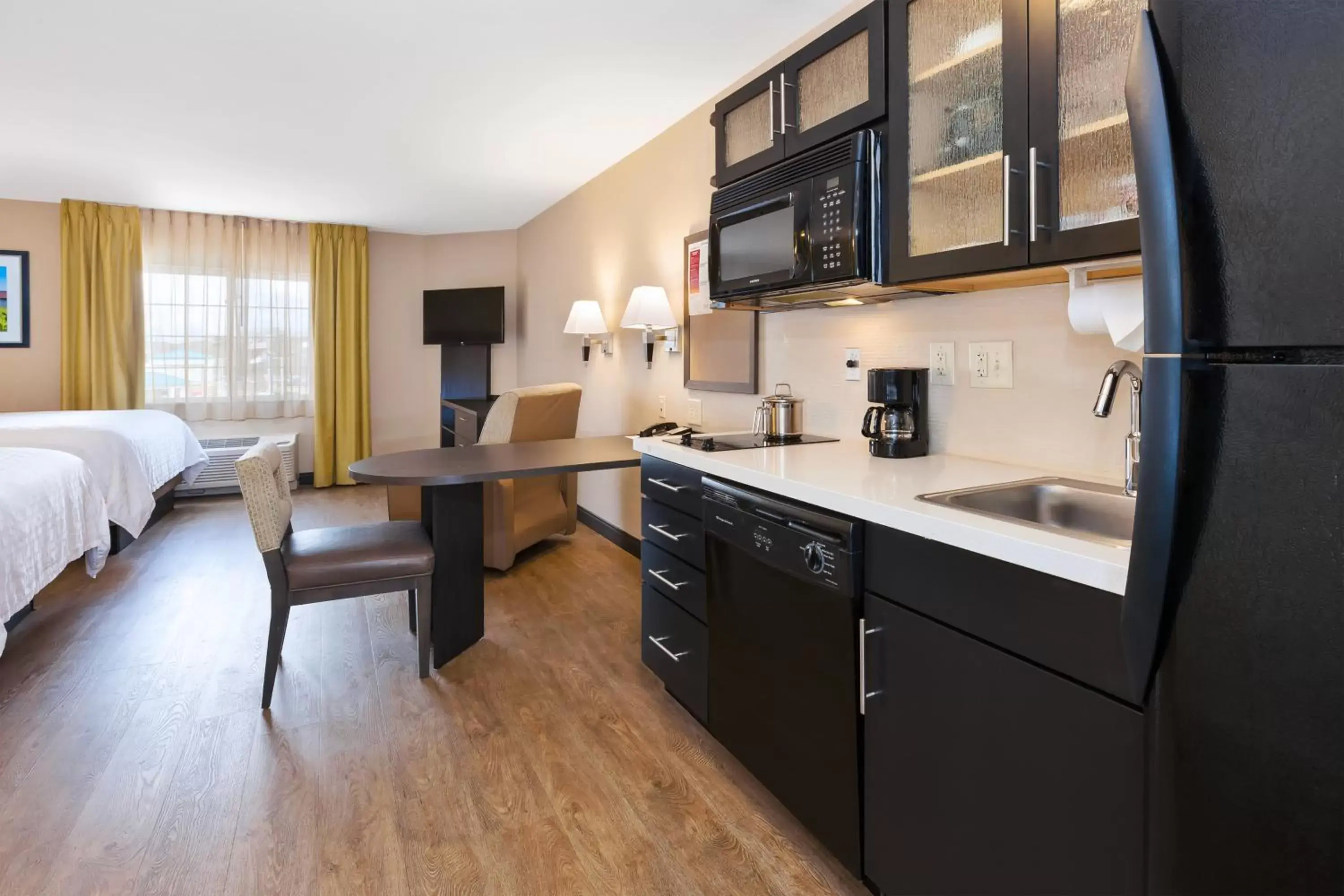 Bed, Kitchen/Kitchenette in Candlewood Suites Rocky Mount, an IHG Hotel