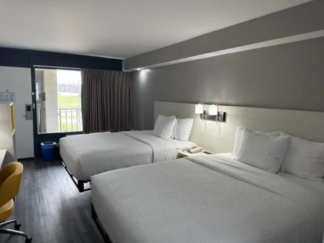 Double Room with Two Double Beds and Roll-in Shower - Mobility Access/Non-Smoking in Days-Inn by Wyndham Baltimore Northwest