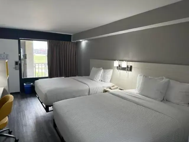 Photo of the whole room, Bed in Days-Inn by Wyndham Baltimore Northwest