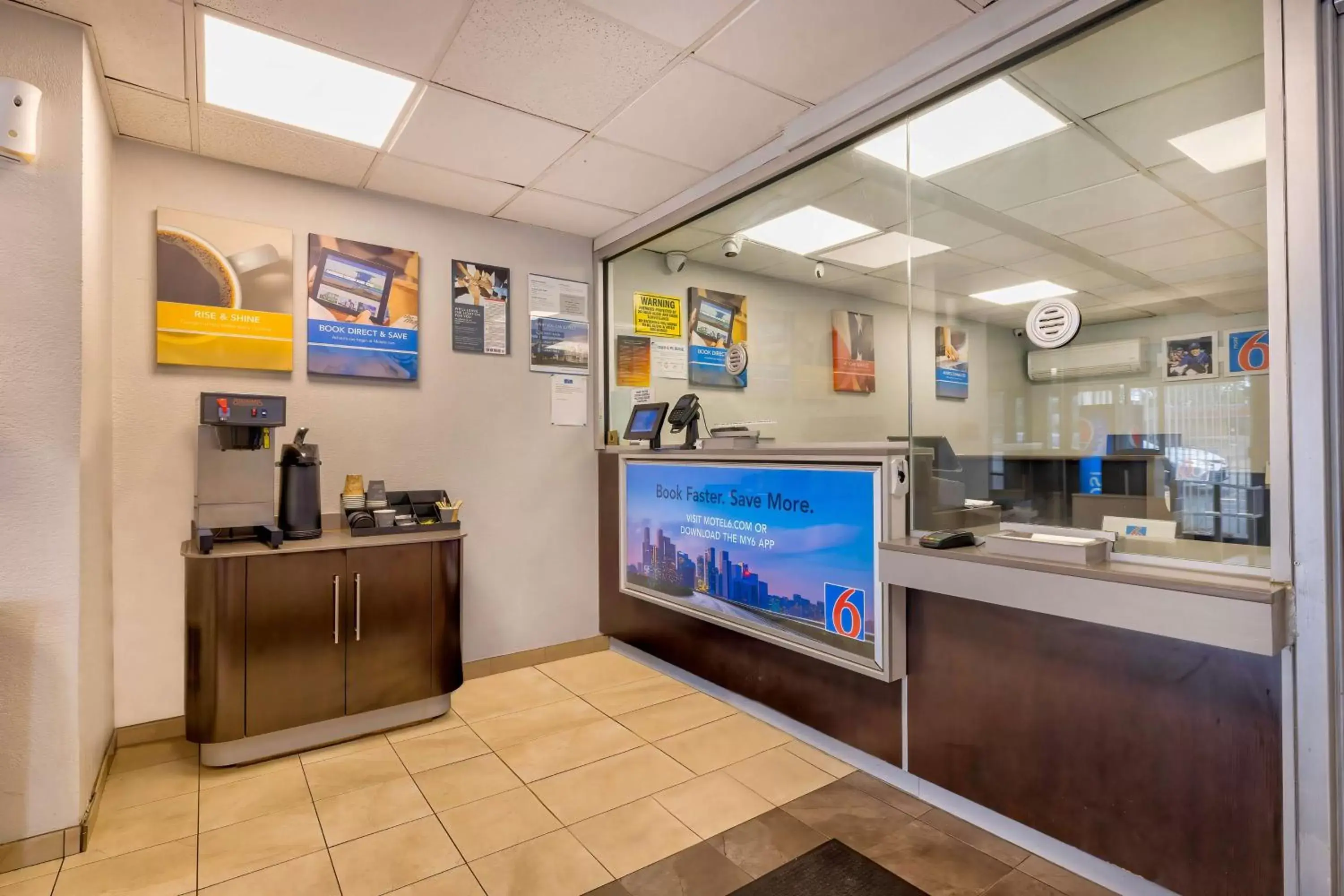 Lobby or reception in Motel 6-Villa Park, IL - Chicago West