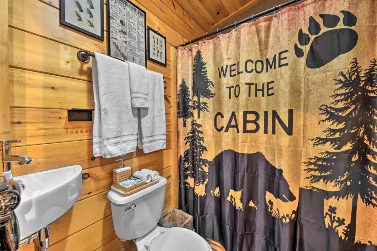 Bathroom in The Lodge Nantahala River