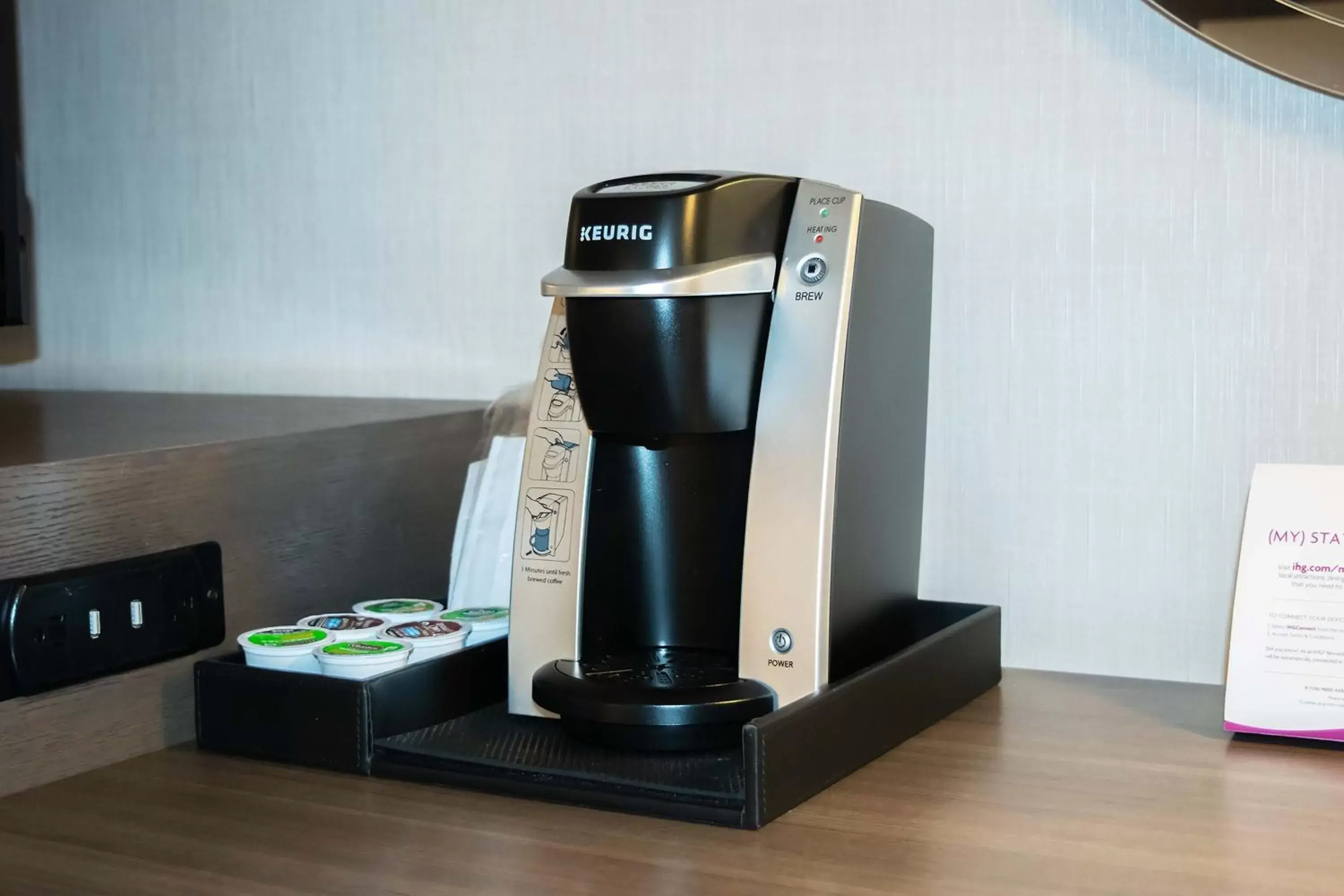 Photo of the whole room, Coffee/Tea Facilities in Crowne Plaza Albany - The Desmond Hotel