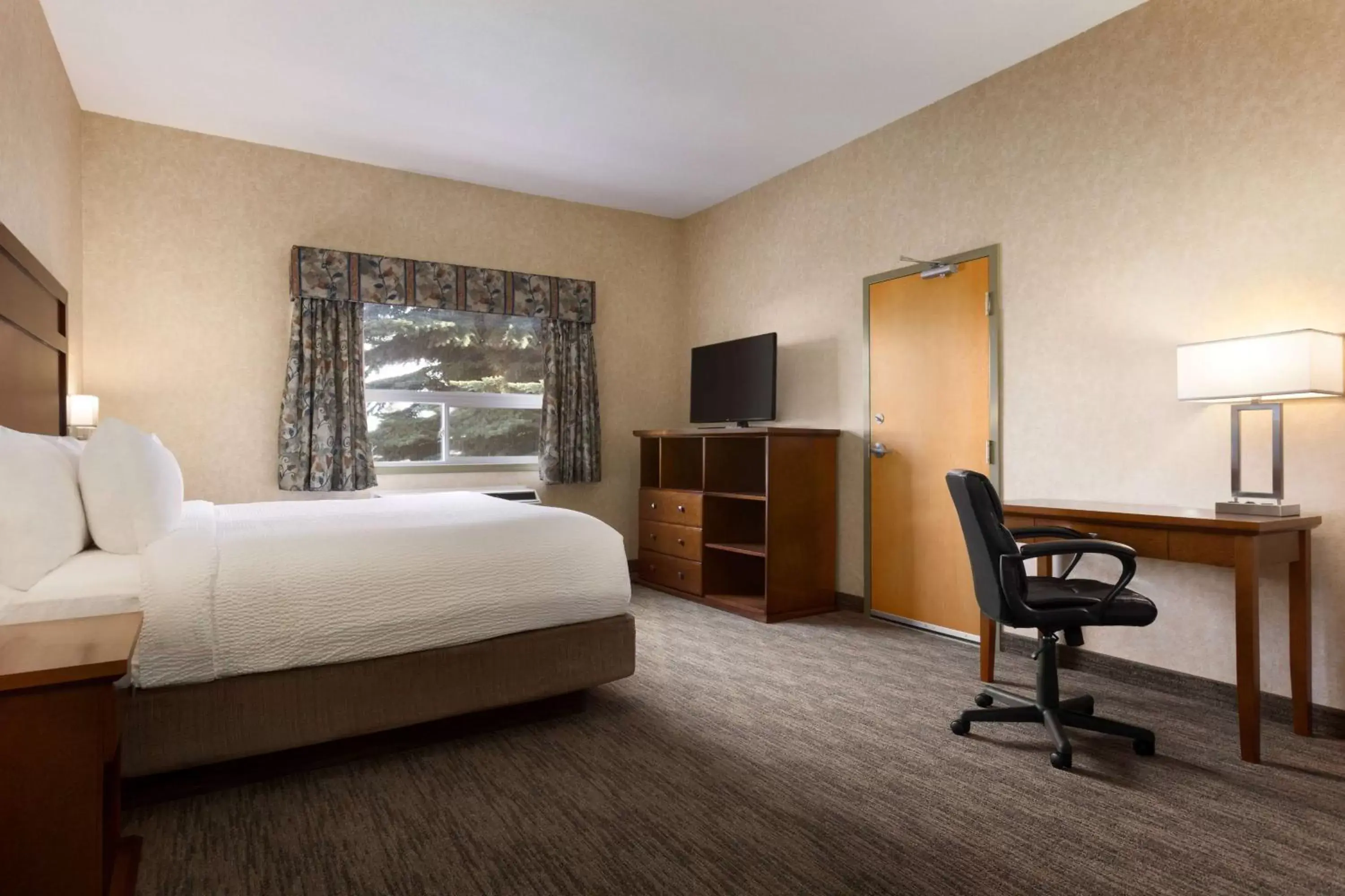 Photo of the whole room, TV/Entertainment Center in Days Inn & Suites by Wyndham Brooks