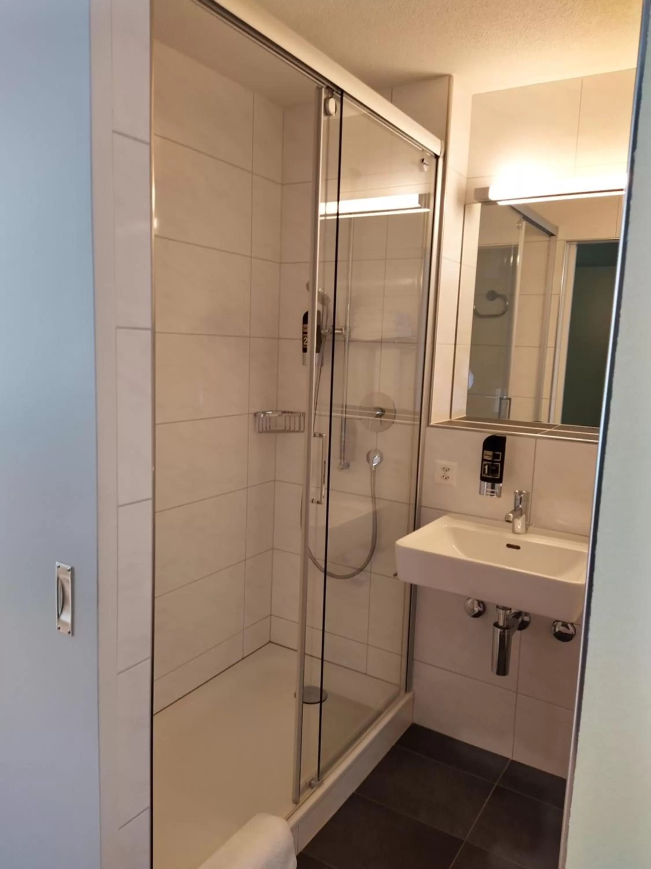 Bathroom in Hotel Sherlock Holmes & Khana Restaurant "nur 200 m zur Gondelbahn Hasliberg"