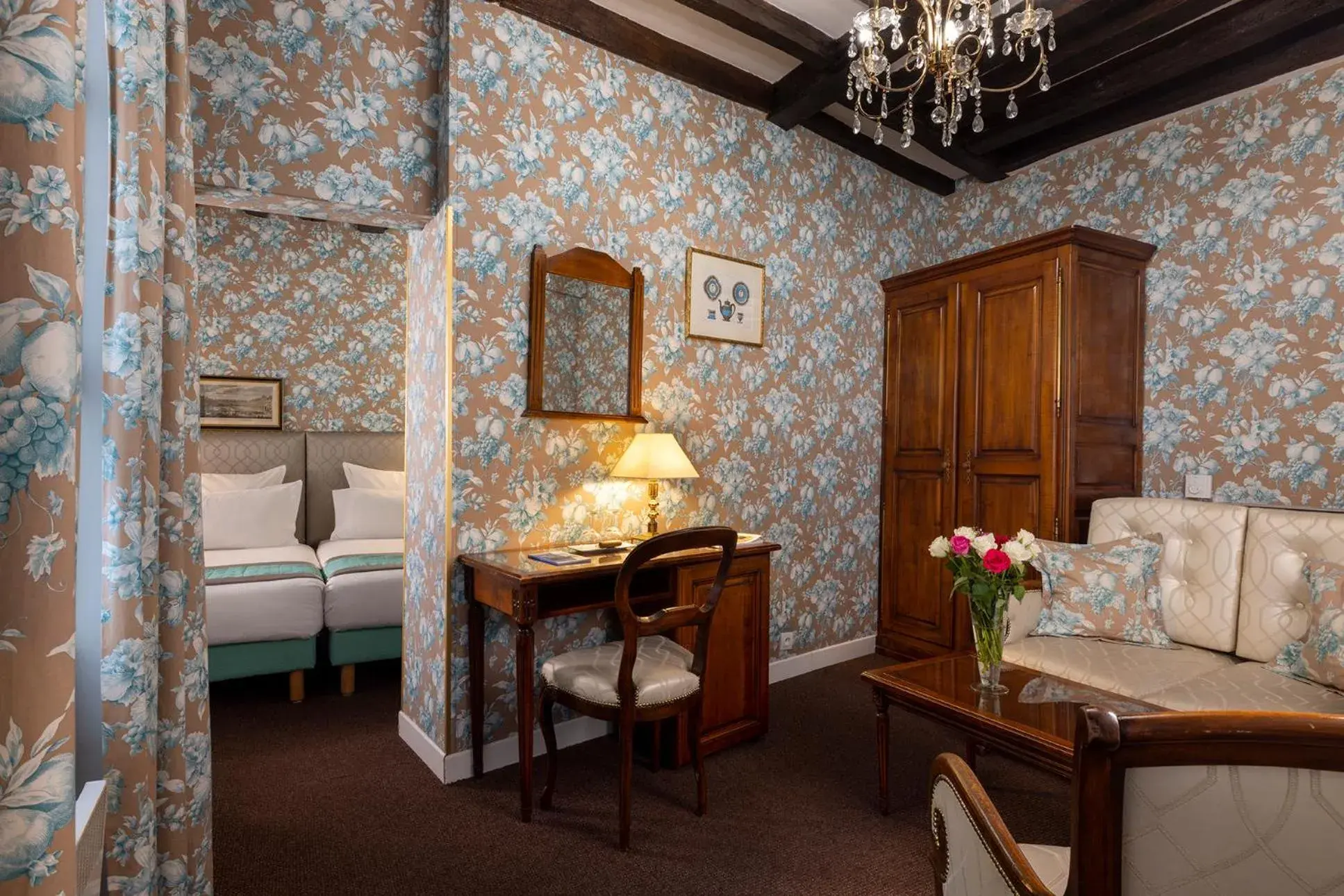 Photo of the whole room, Bed in Relais Hôtel du Vieux Paris