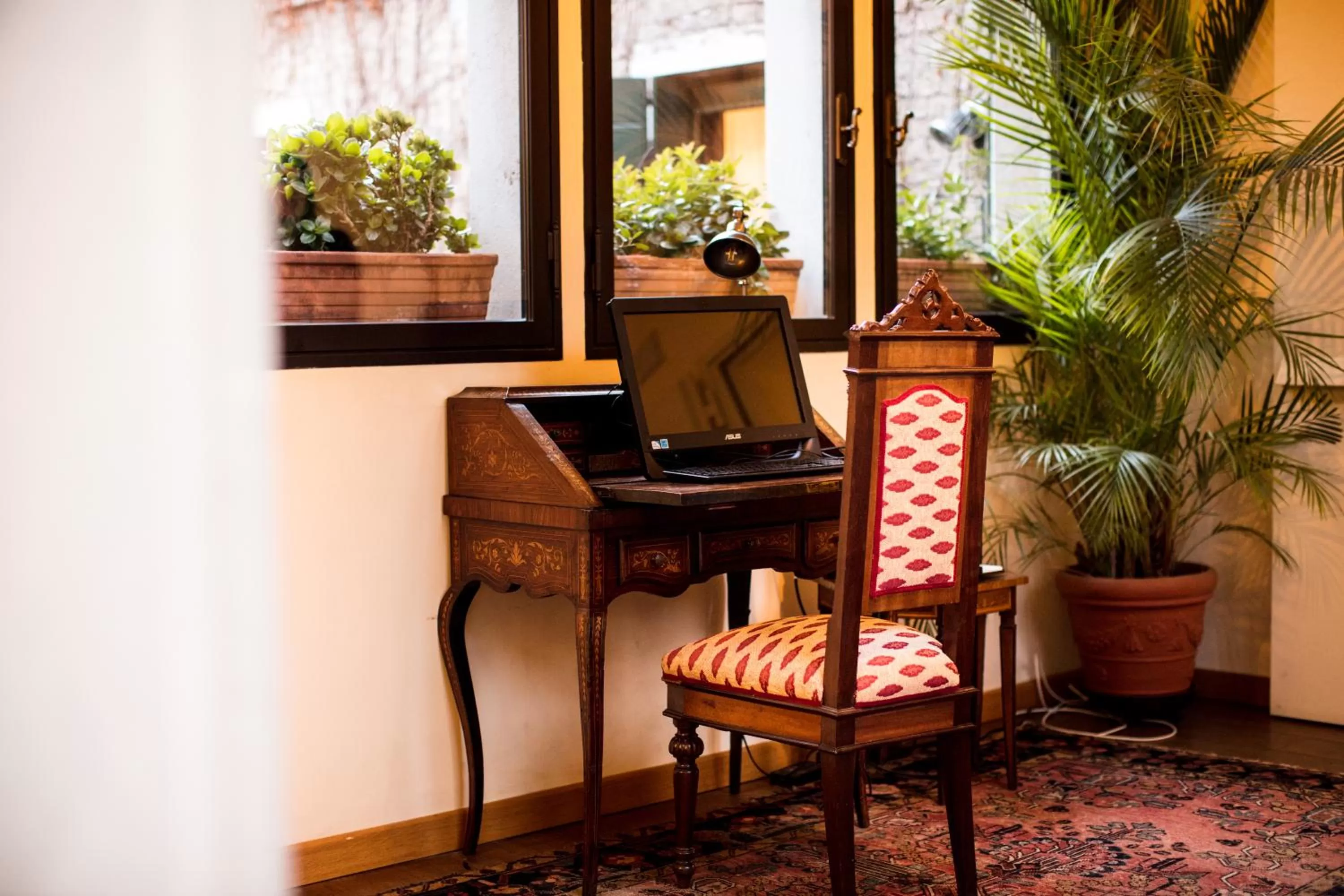 Communal lounge/ TV room in Hotel Flora