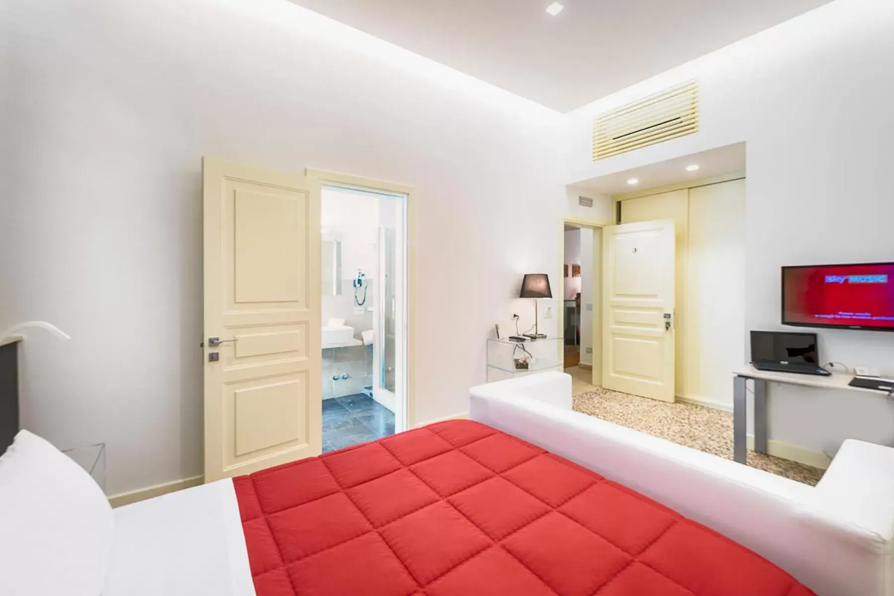 Photo of the whole room, Bed in Hotel Porta Reale Photo of the whole room, Bed in Hotel Porta Reale