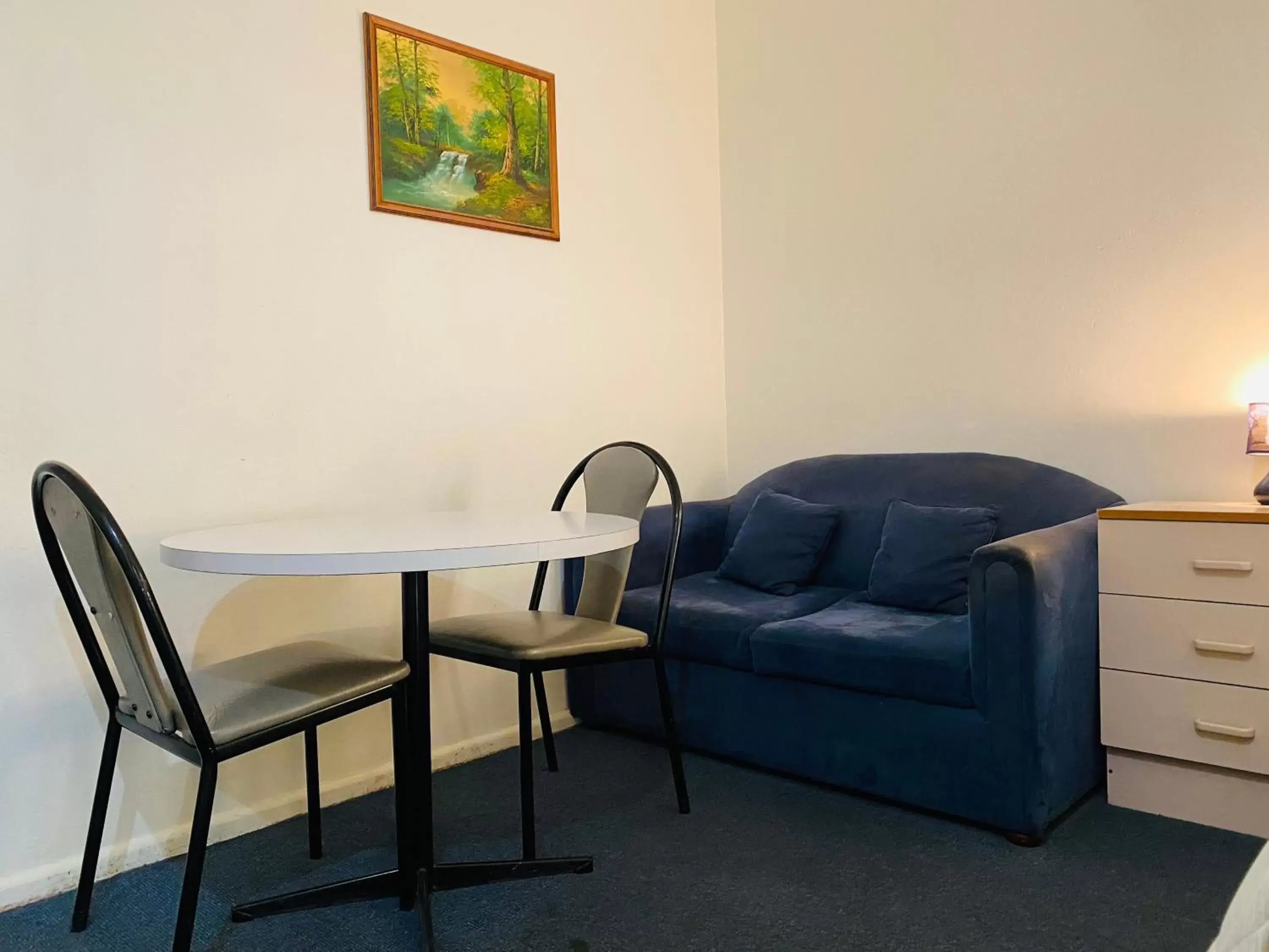 Queen Room in County Lodge Motor Inn Queen Room in County Lodge Motor Inn