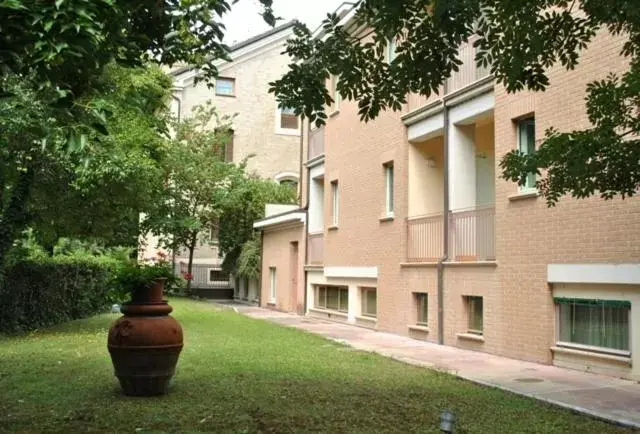 Facade/entrance, Property Building in Deco Hotel