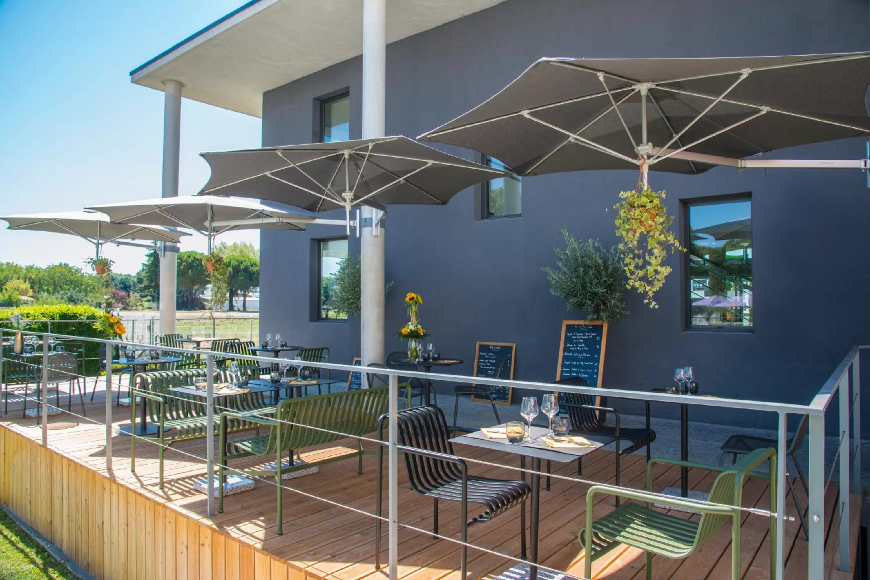 Patio in ibis Styles Pertuis Portes du Luberon