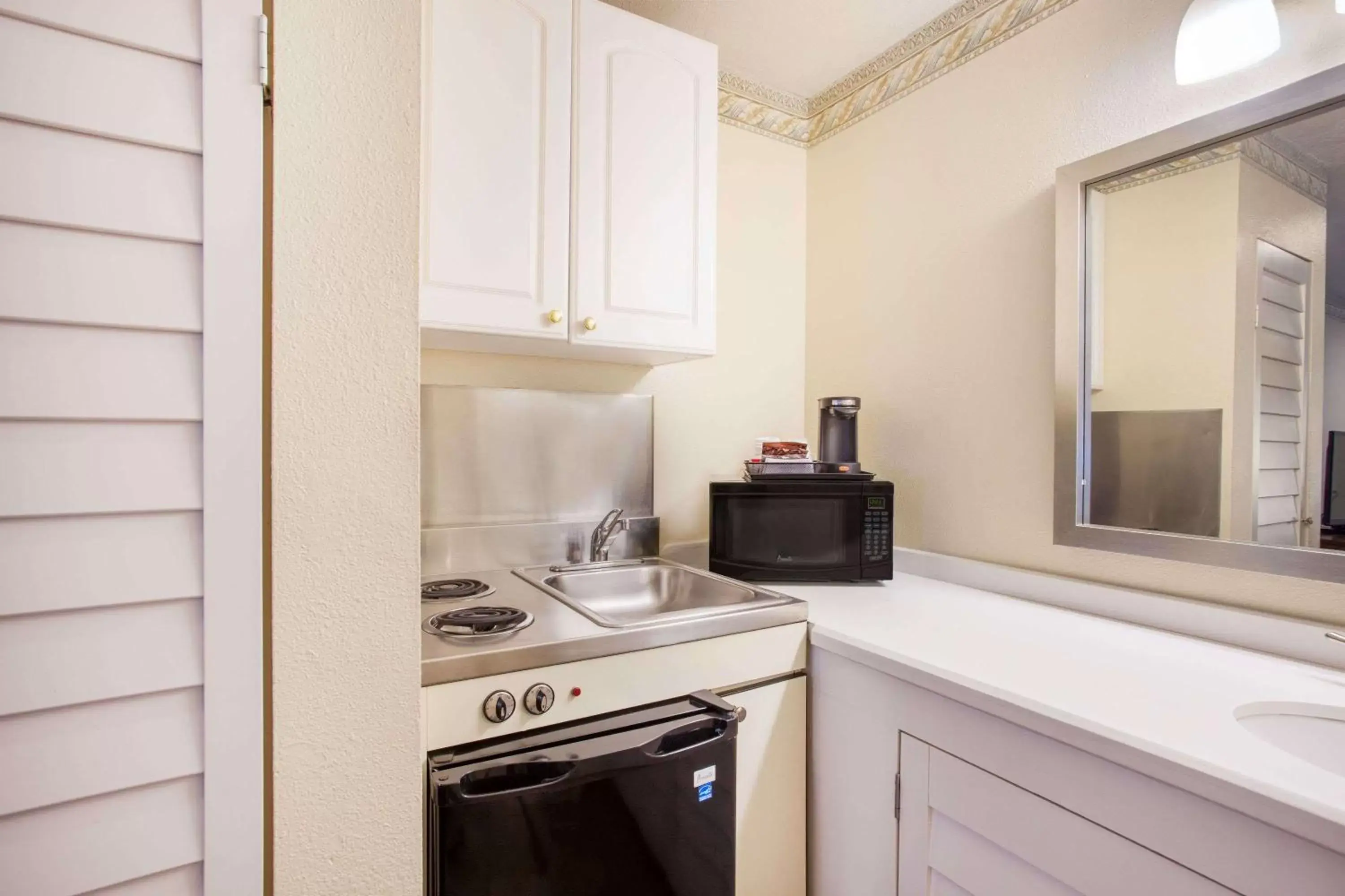 Kitchen or kitchenette, Kitchen/Kitchenette in Days Inn by Wyndham San Diego Hotel Circle