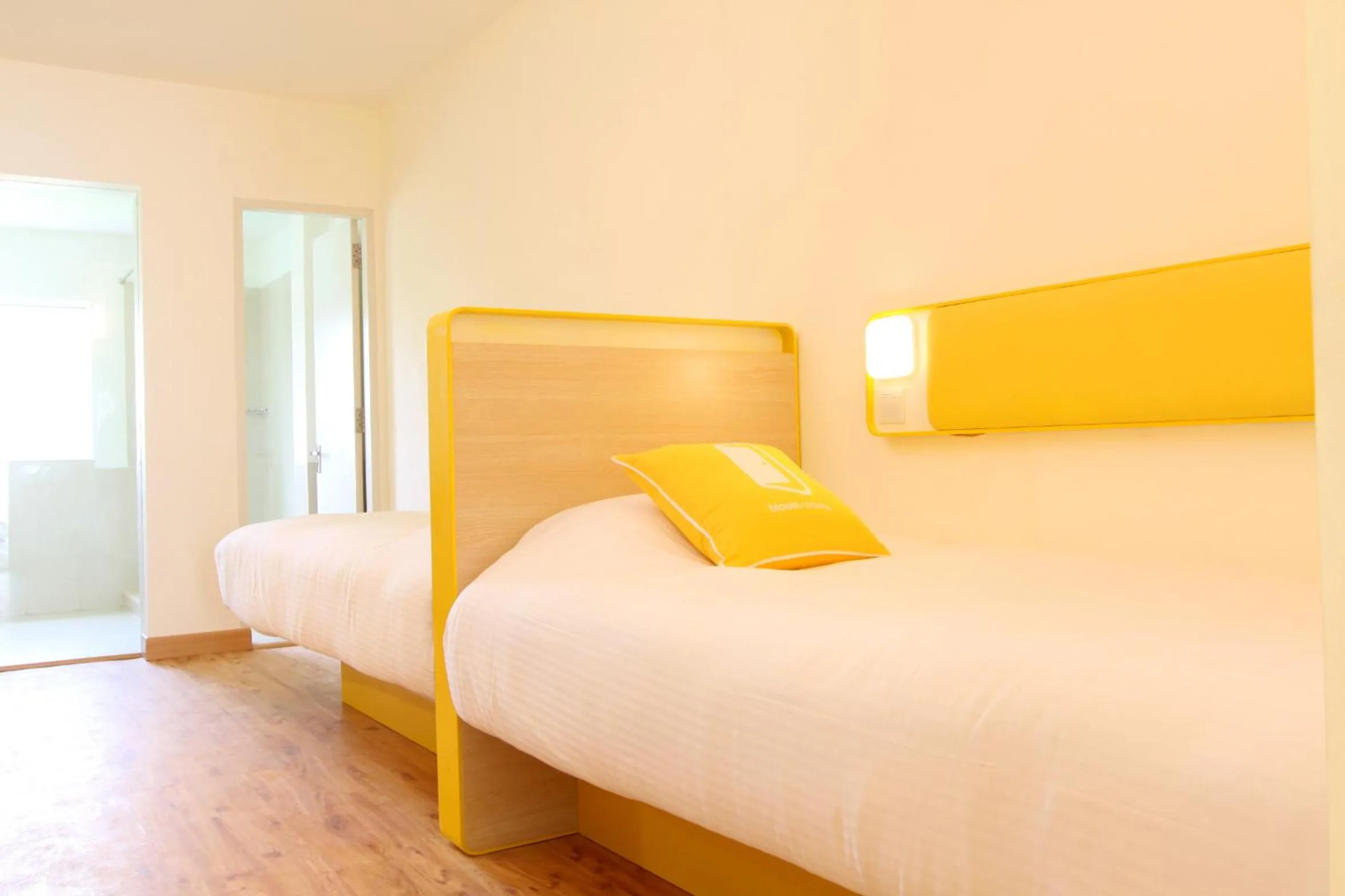 Photo of the whole room, Bed in Bloomrooms @ Link Road