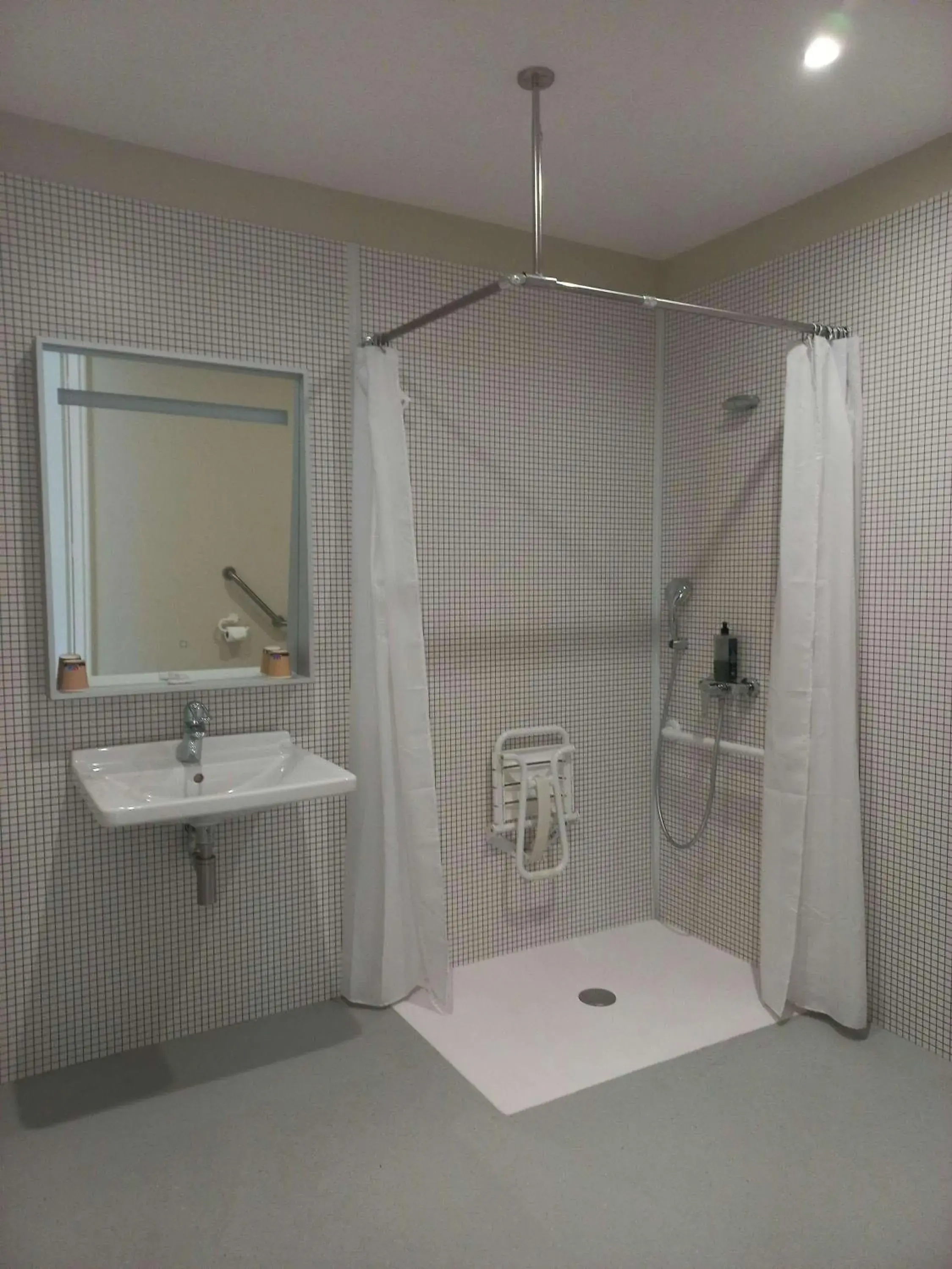 Bathroom in ibis budget Antony Massy