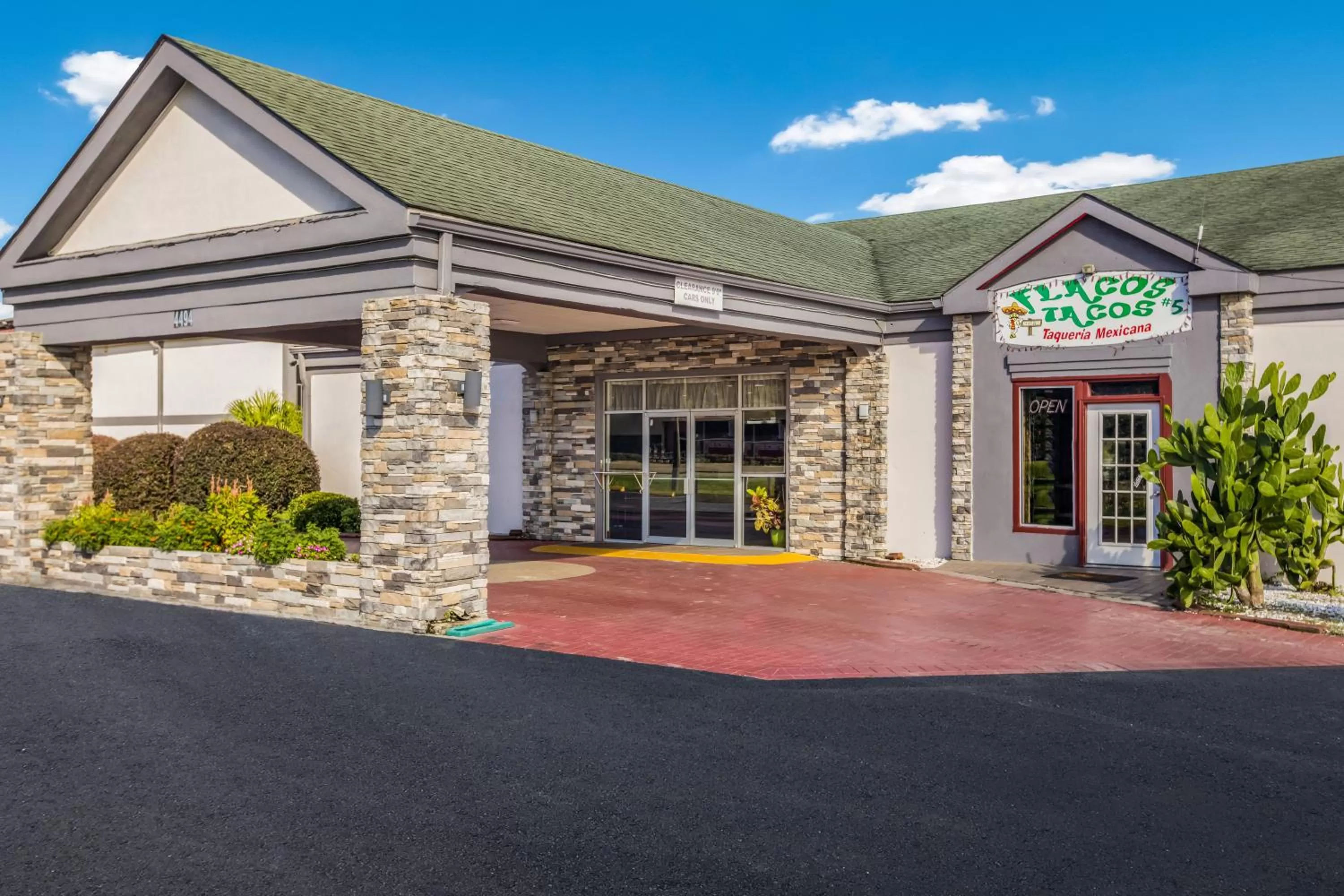 Restaurant/places to eat in Red Roof Inn Savannah - Richmond Hill I-95