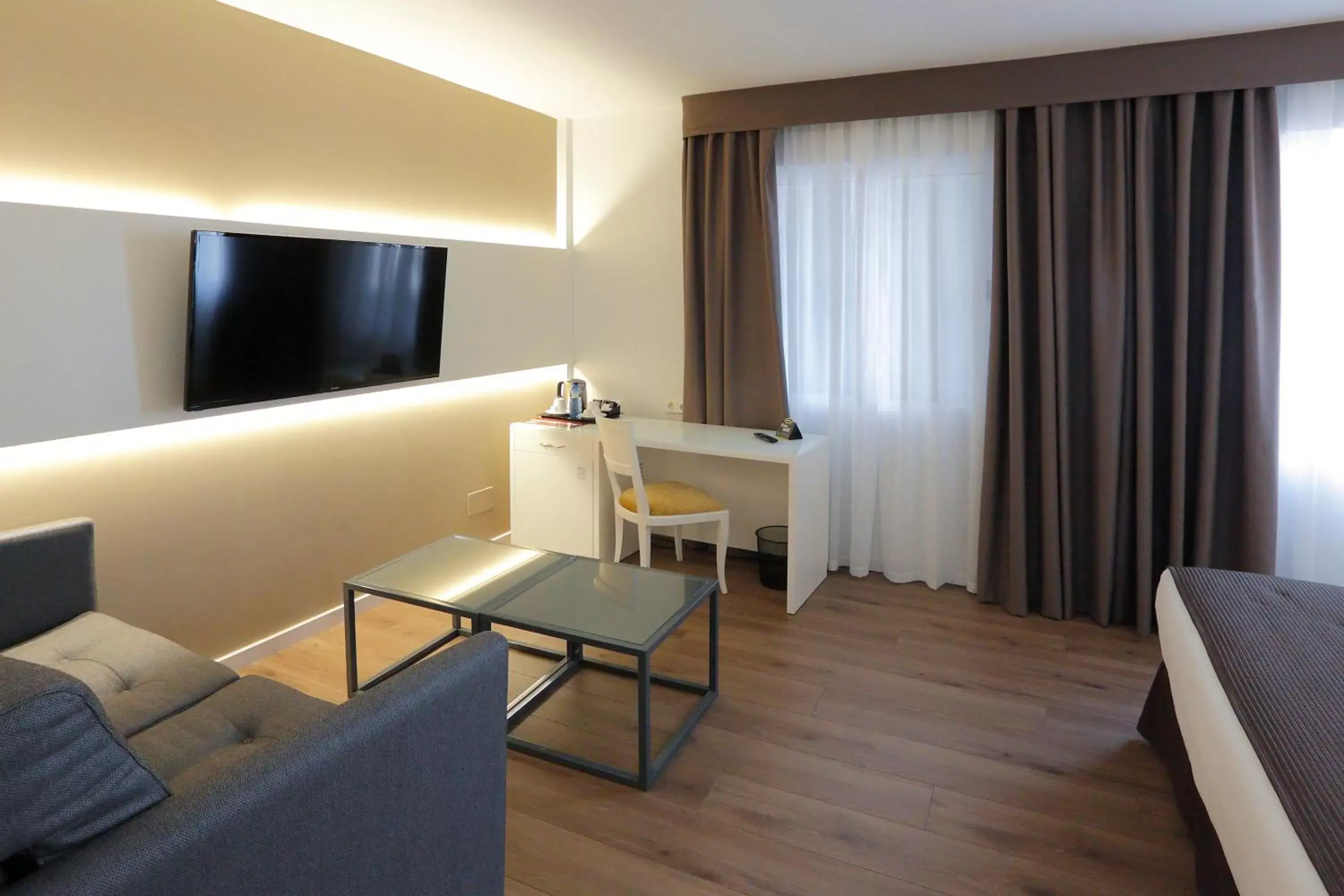 Bedroom, TV/Entertainment Center in Sercotel Alfonso XIII