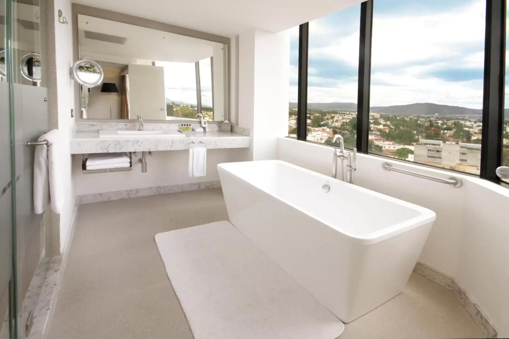 Photo of the whole room, Bathroom in Presidente InterContinental Guadalajara, an IHG Hotel