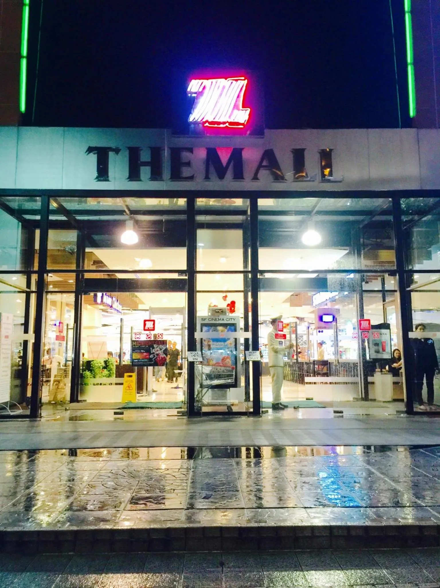 Shopping Area in Mall Suites Hotel