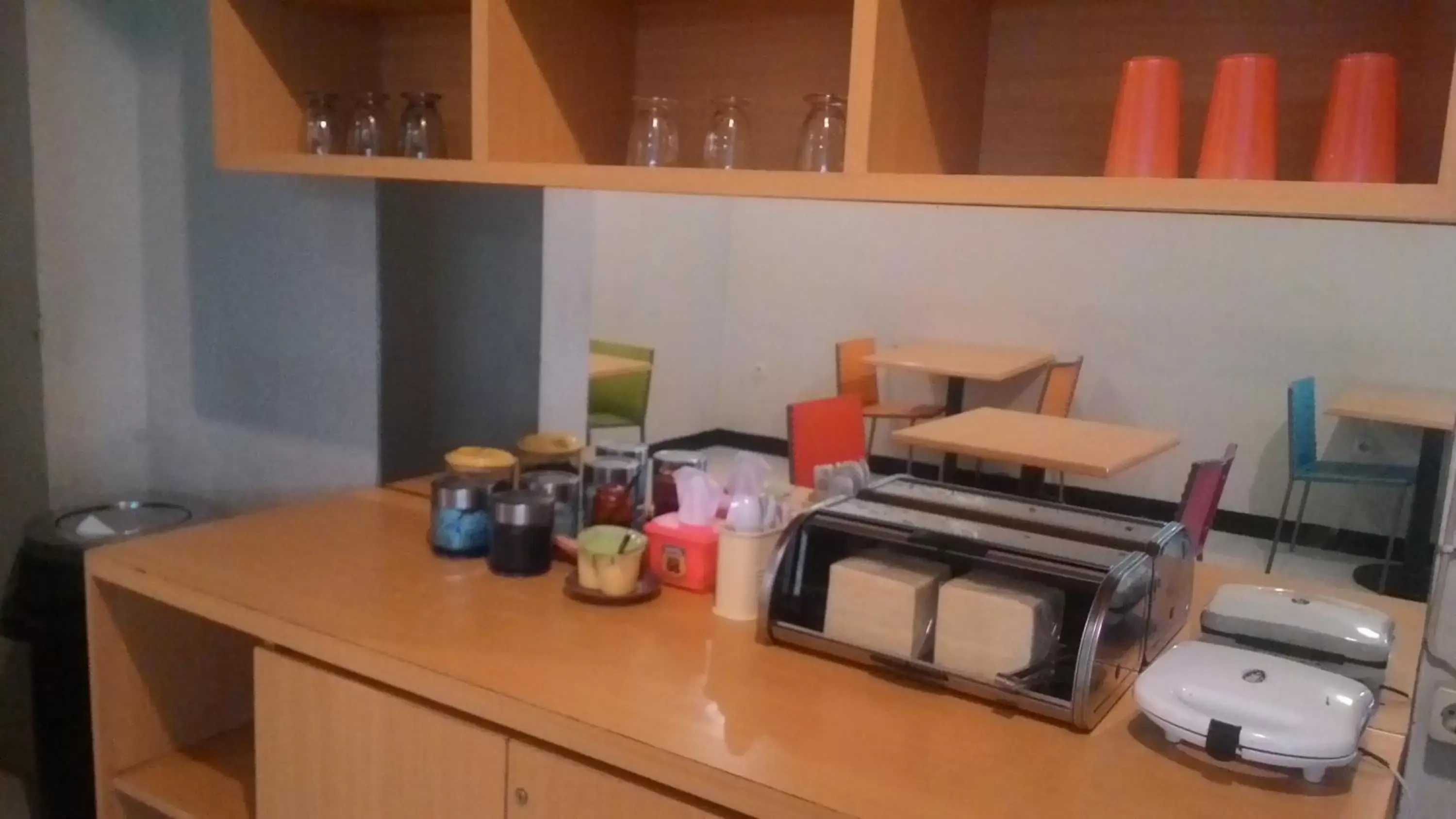 Kitchen/Kitchenette in SWK 95 Hotel