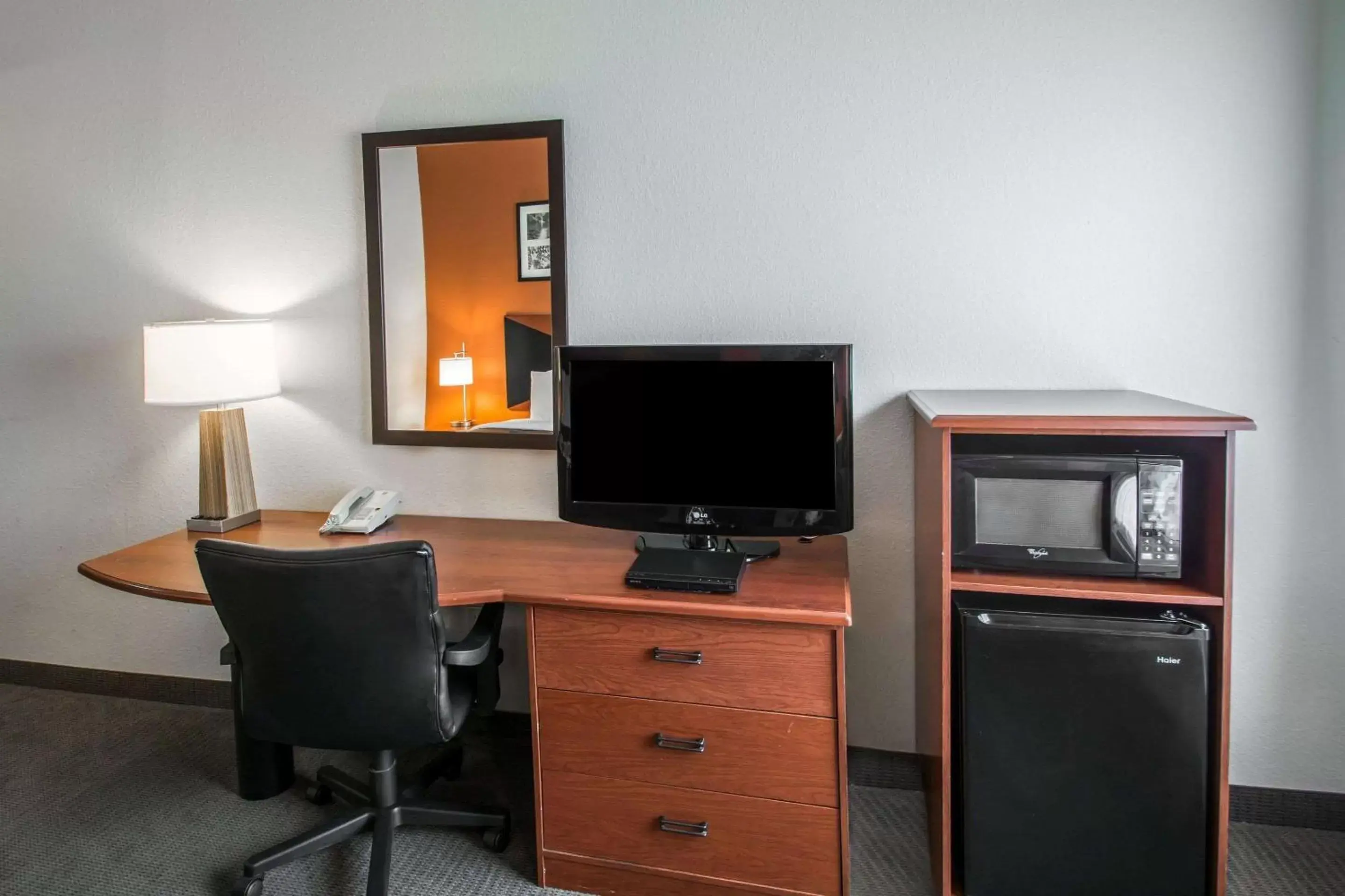 Photo of the whole room, TV/Entertainment Center in Sleep Inn & Suites Palatka North