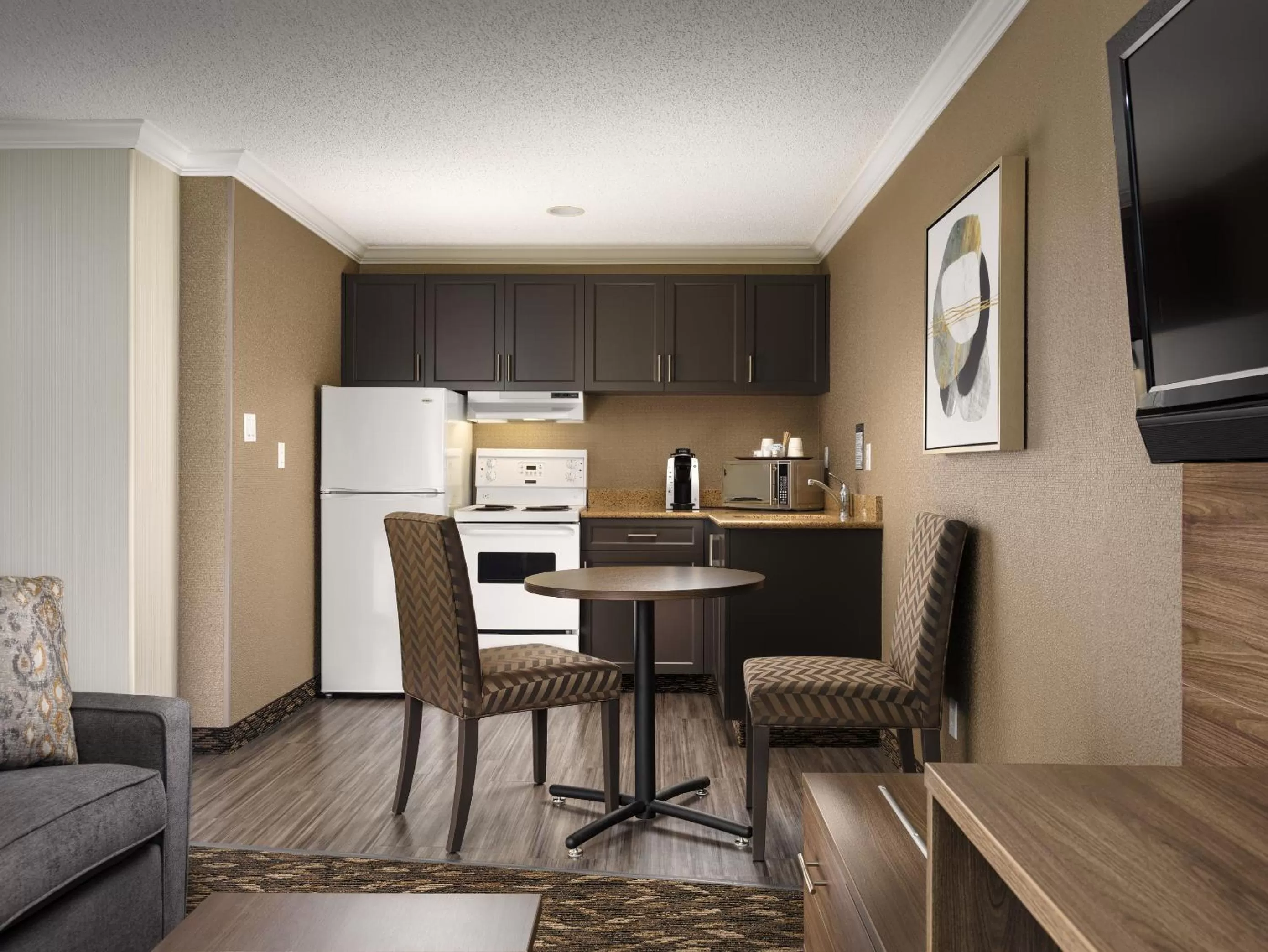 Kitchen or kitchenette in BEST WESTERN PLUS Carlton Plaza Hotel