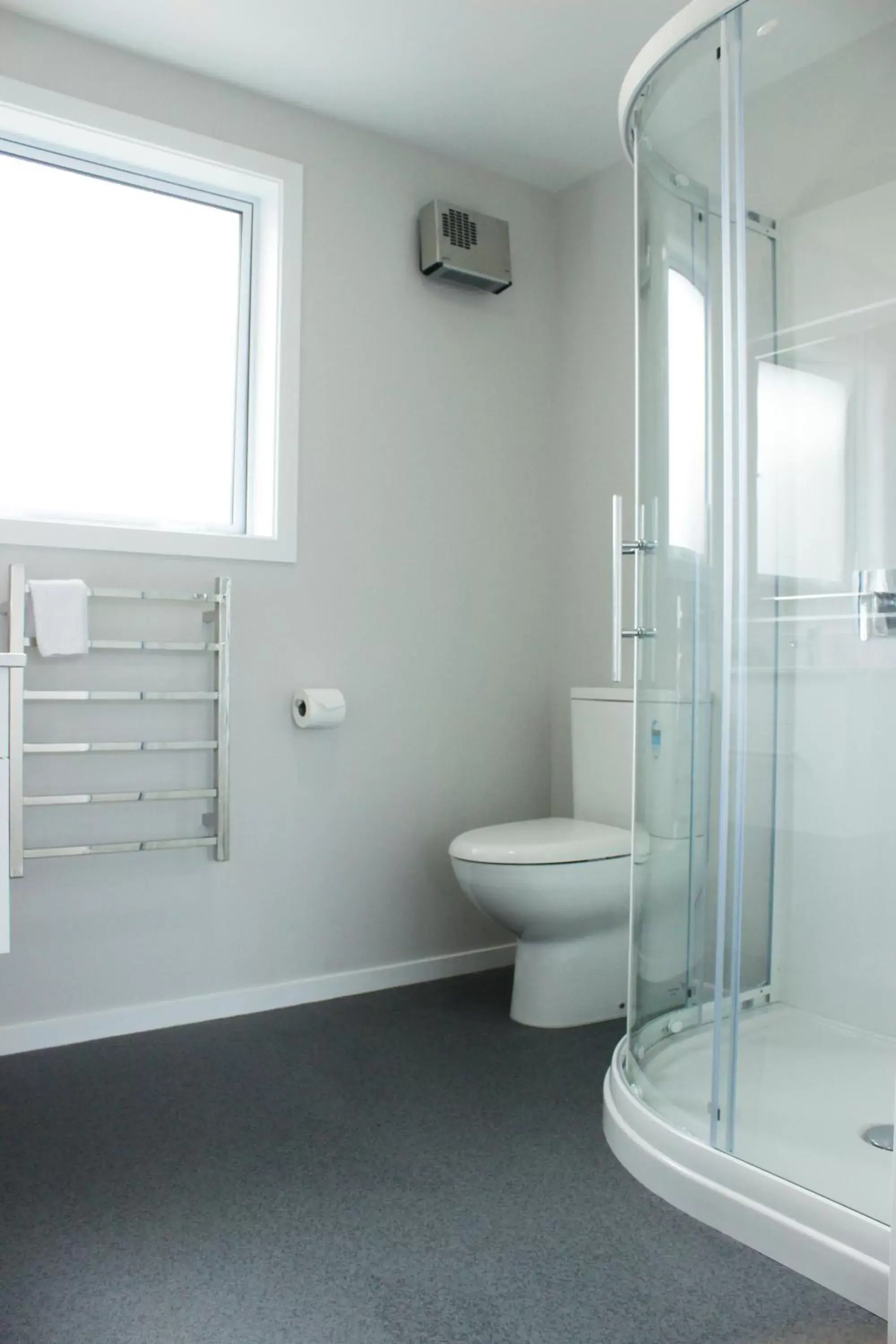 Shower, Bathroom in Colonial Motel