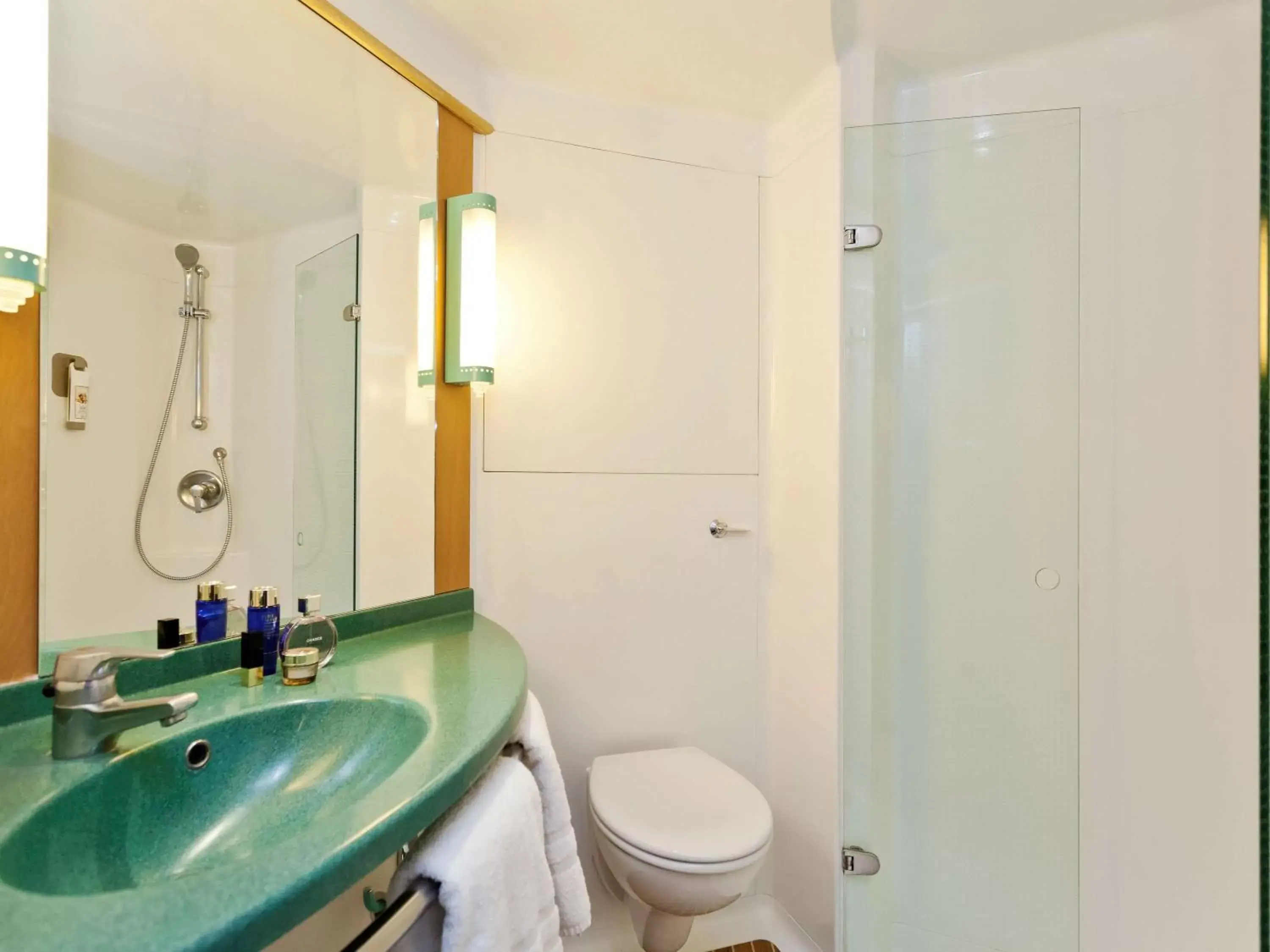 Photo of the whole room, Bathroom in ibis London Thurrock M25