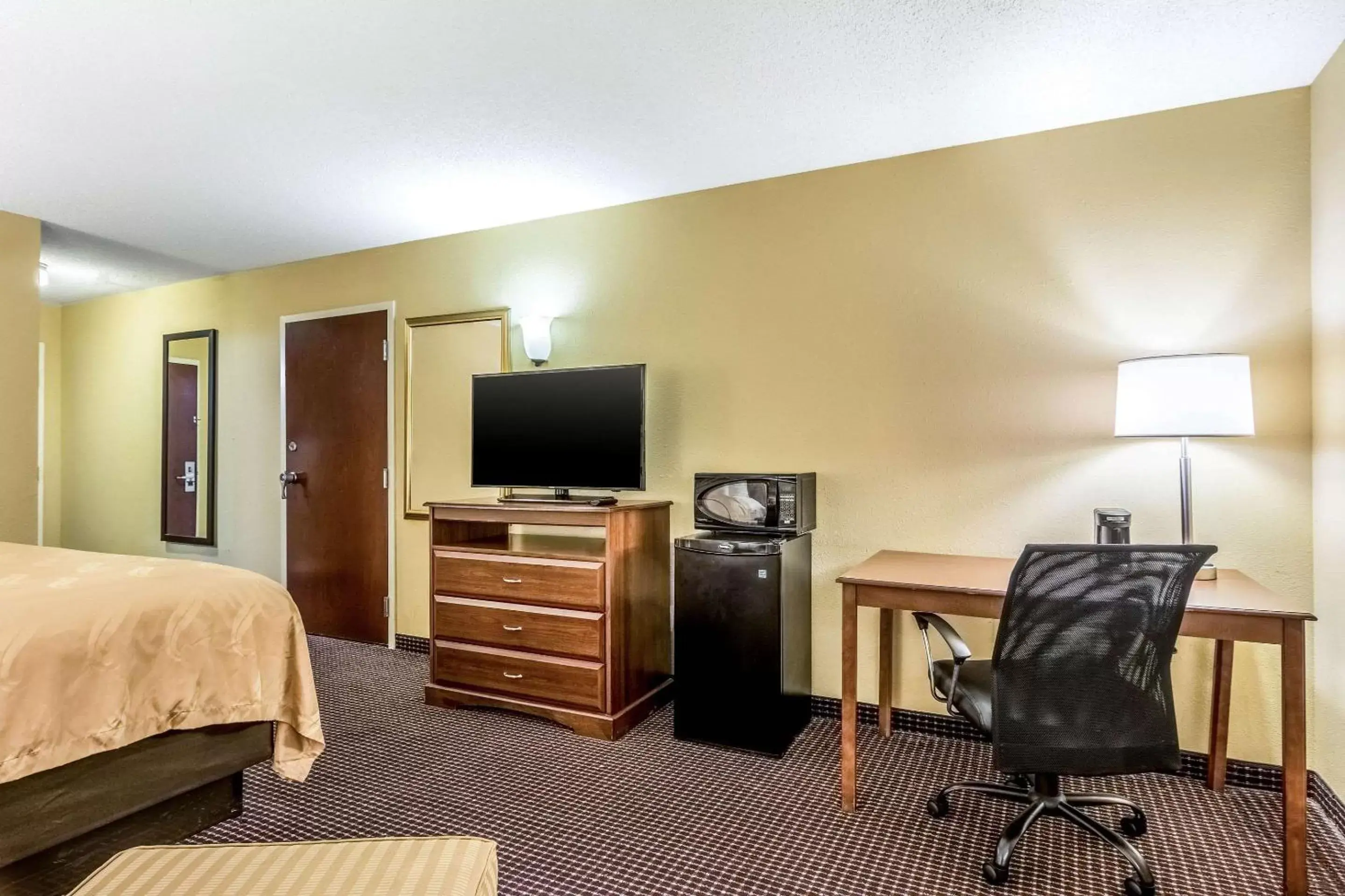 Photo of the whole room, TV/Entertainment Center in Quality Inn Sandersville
