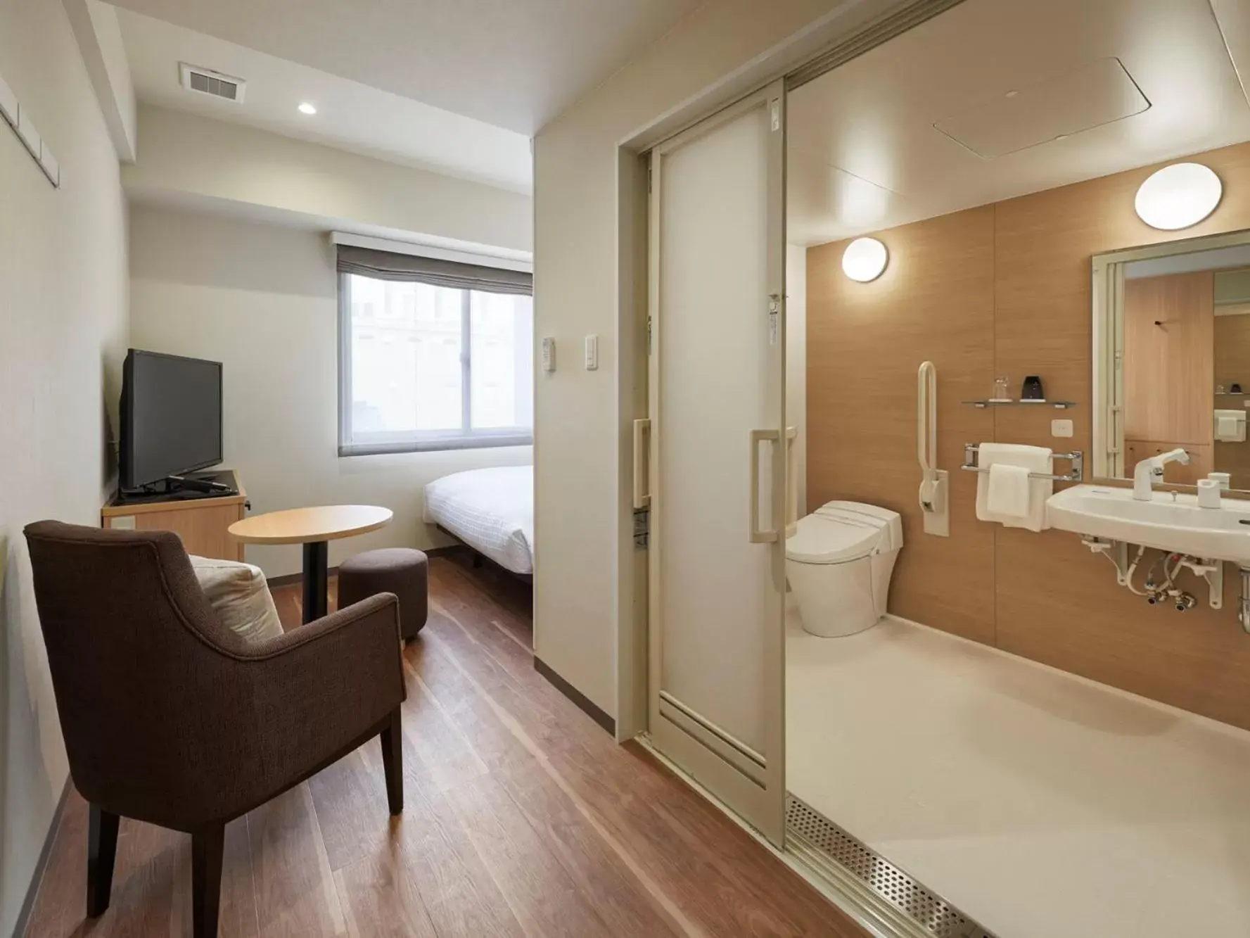 Photo of the whole room, Bathroom in Royal Twin Hotel Kyoto Hachijoguchi