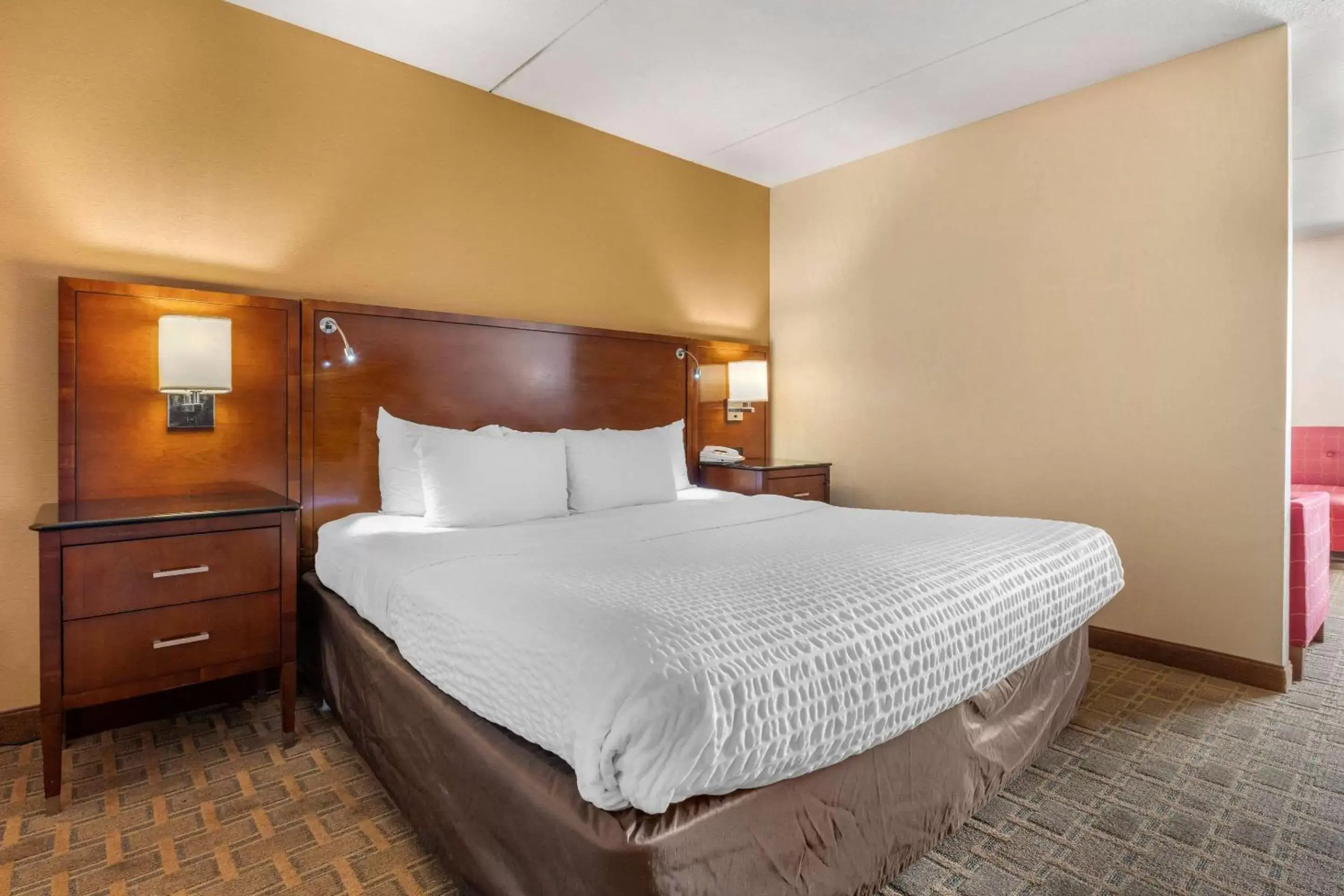 Bedroom, Bed in Clarion Hotel Conference Center on Lake Erie