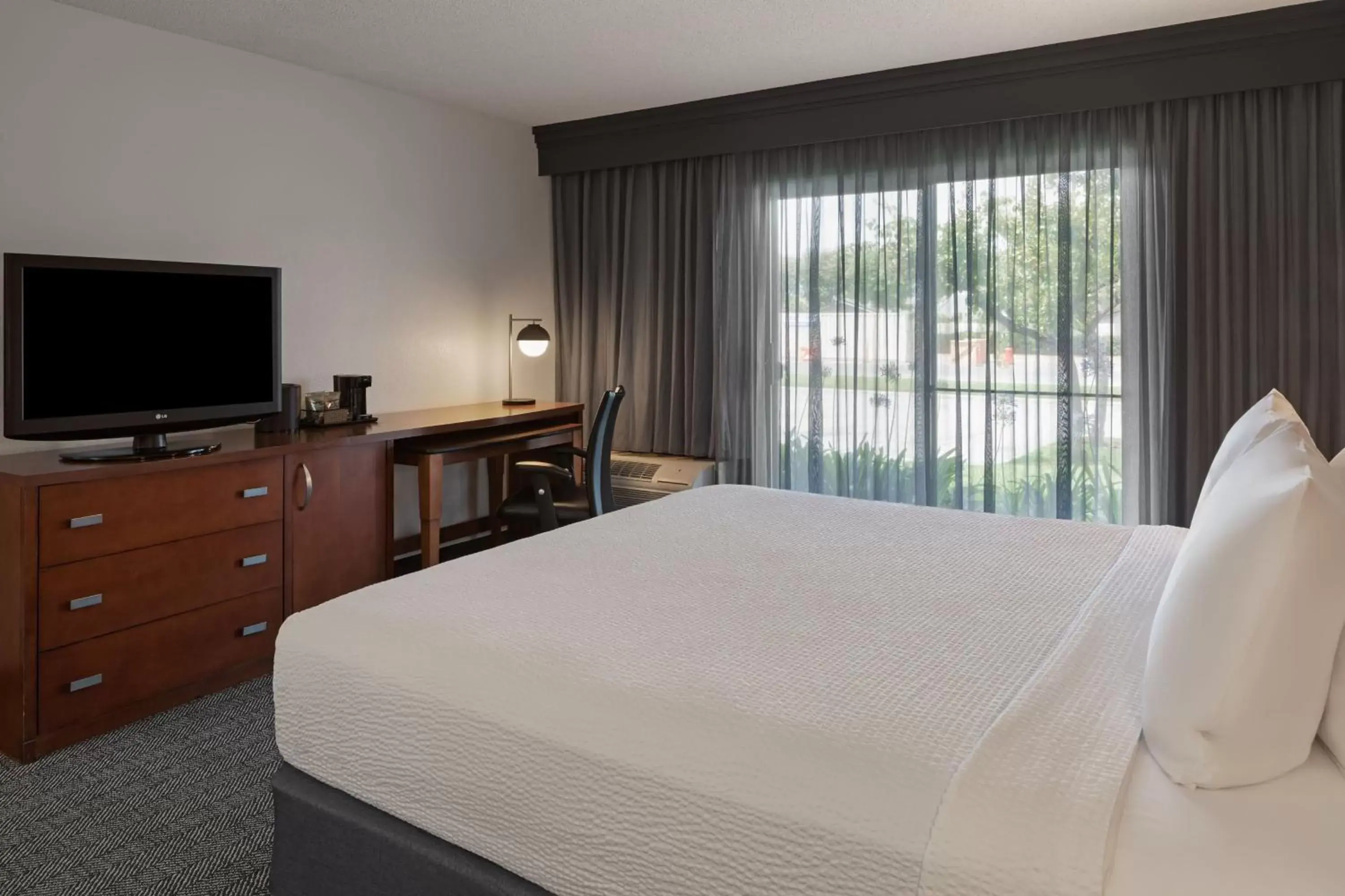 Photo of the whole room, Bed in Courtyard Anaheim Buena Park