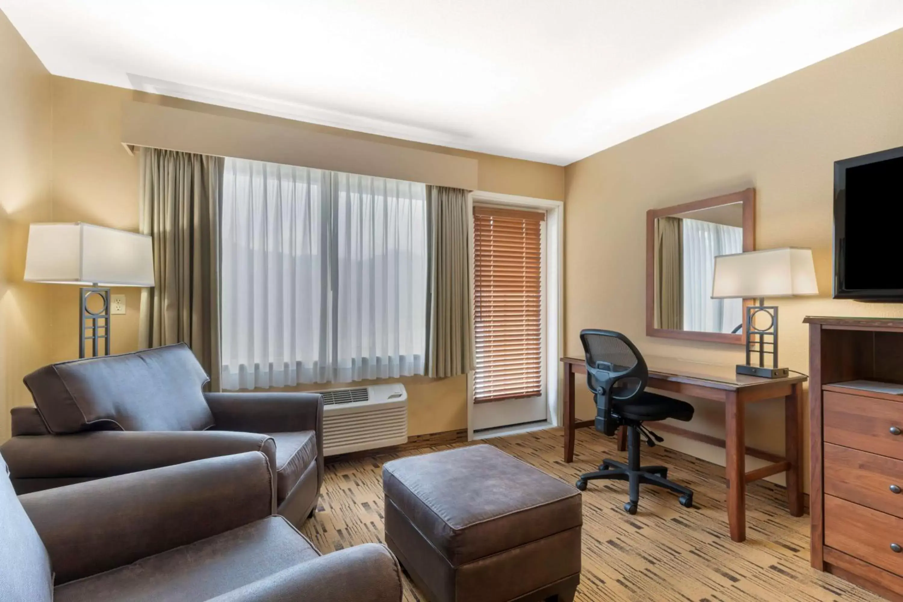Bedroom, Seating Area in Best Western Plus Columbia River Inn
