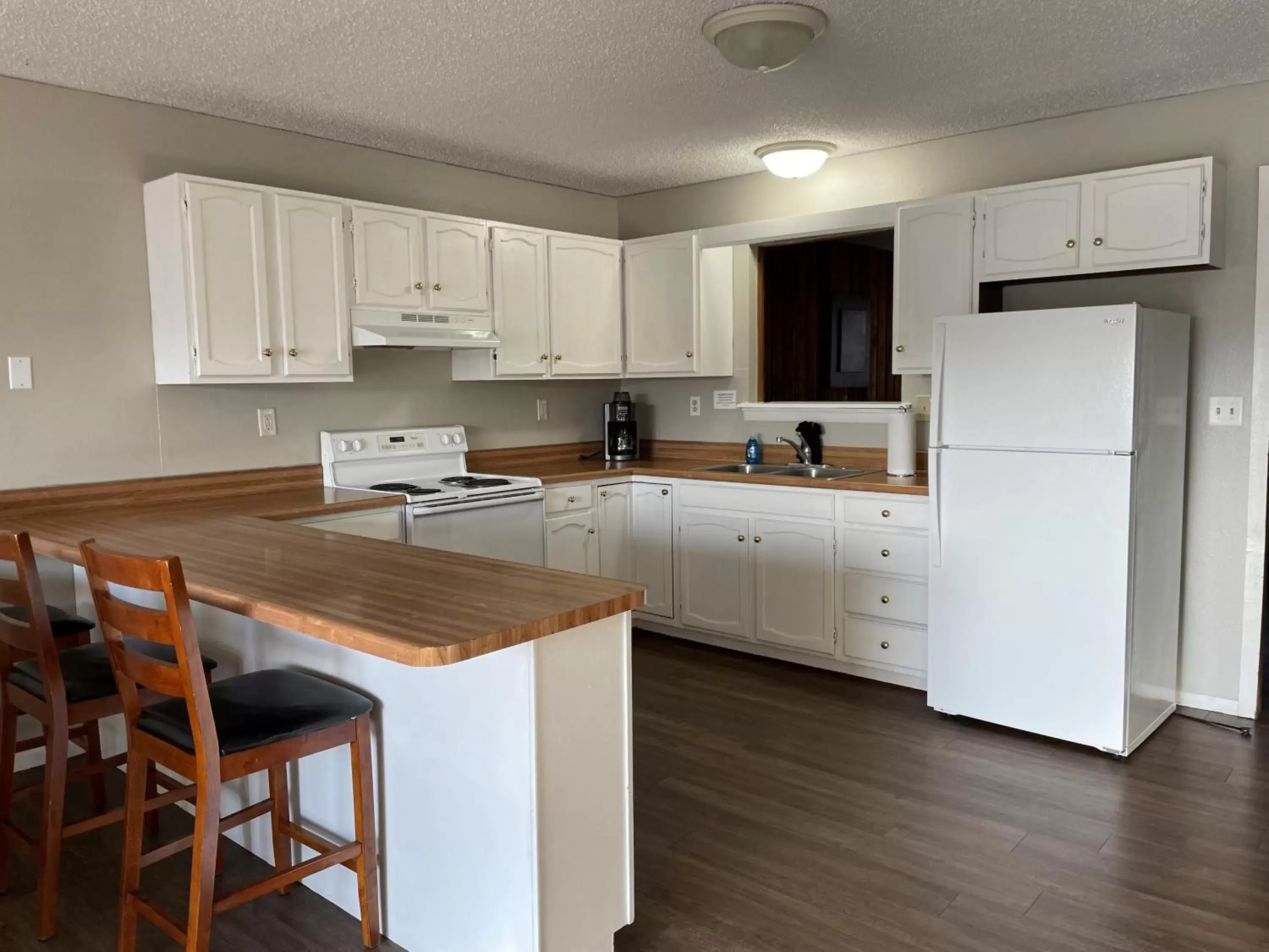 Kitchen/Kitchenette in Sunset Beach Resort