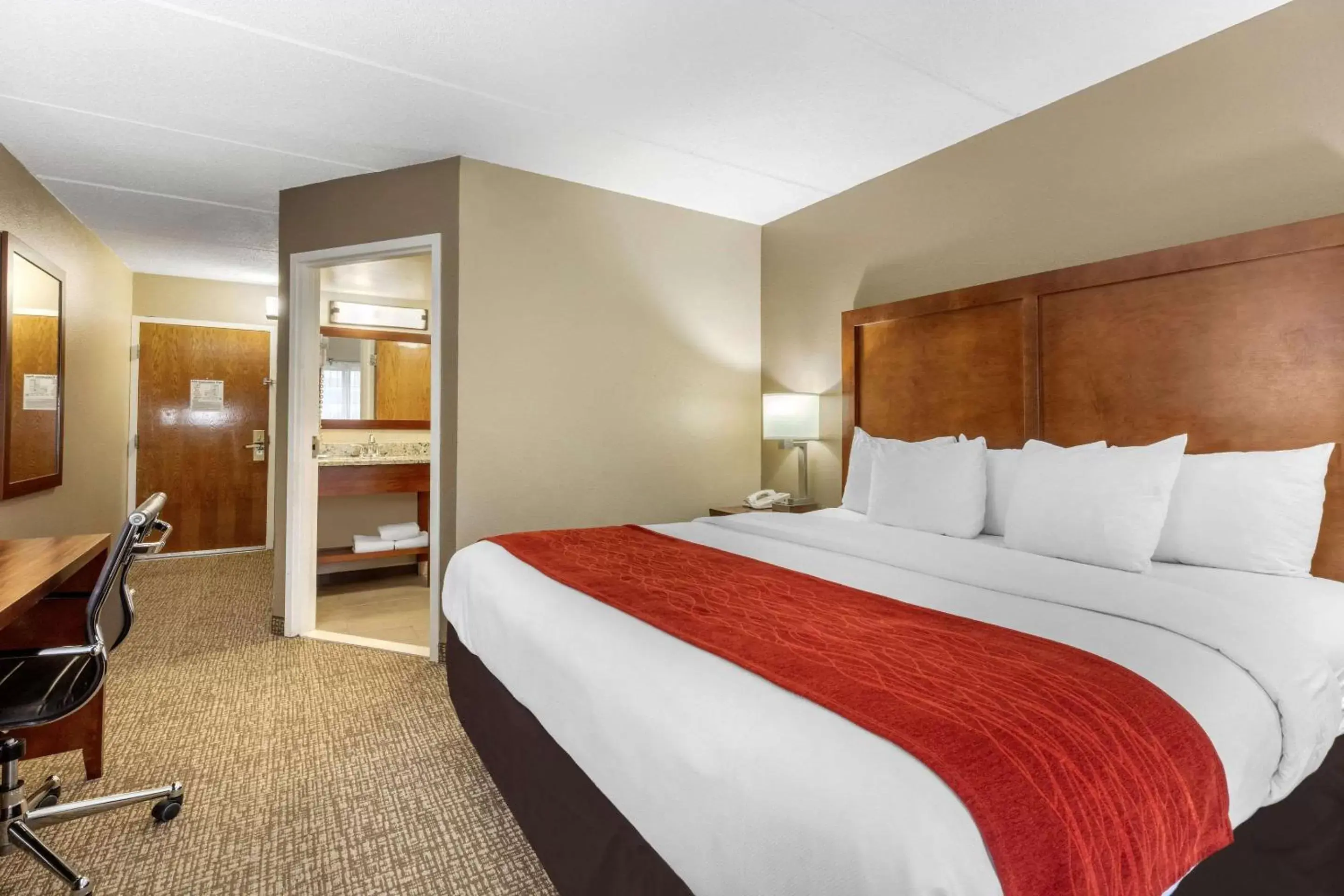 Photo of the whole room, Bed in Comfort Inn & Suites Hamilton Place