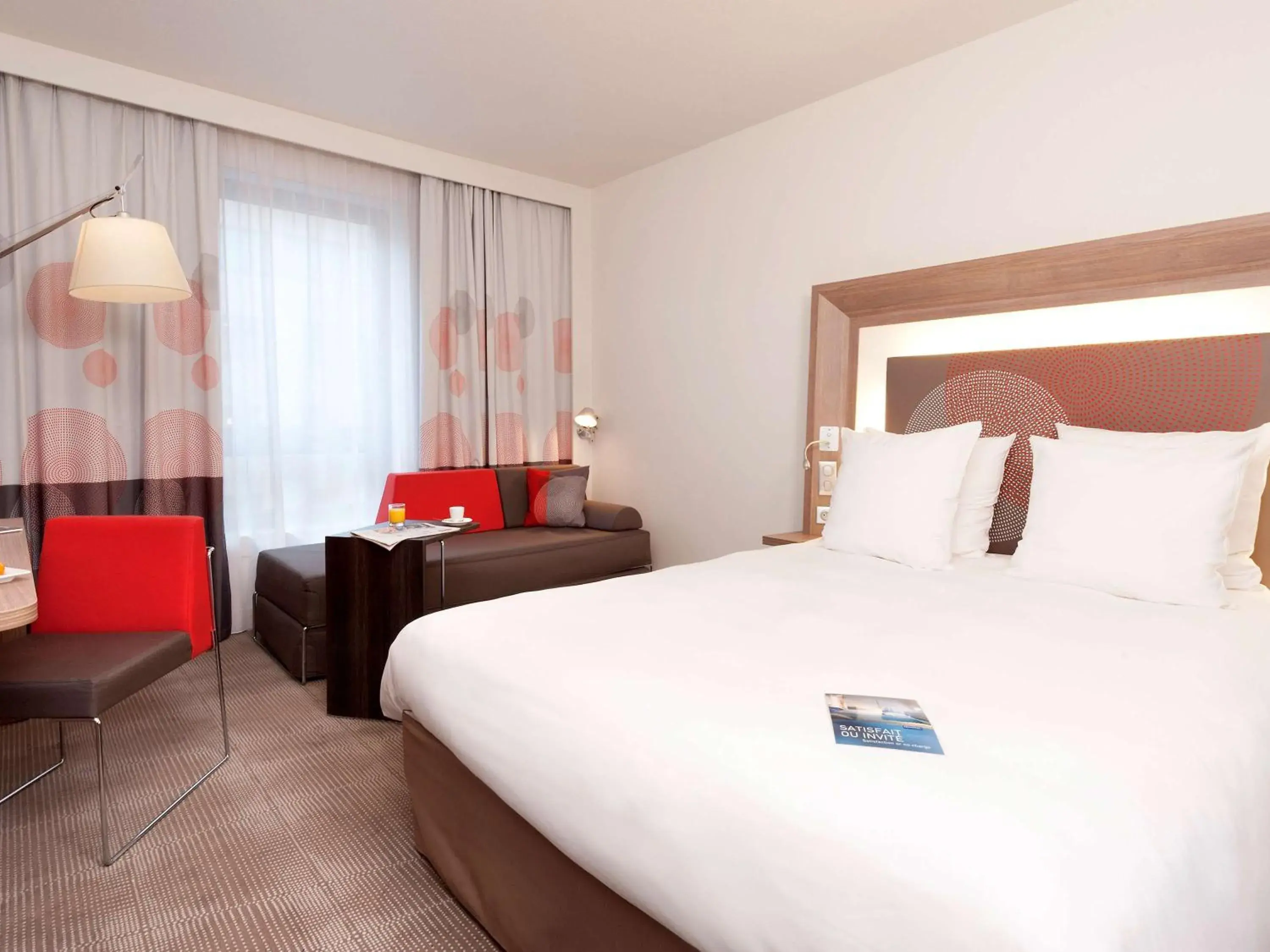 Photo of the whole room, Bed in Novotel Paris Rueil Malmaison