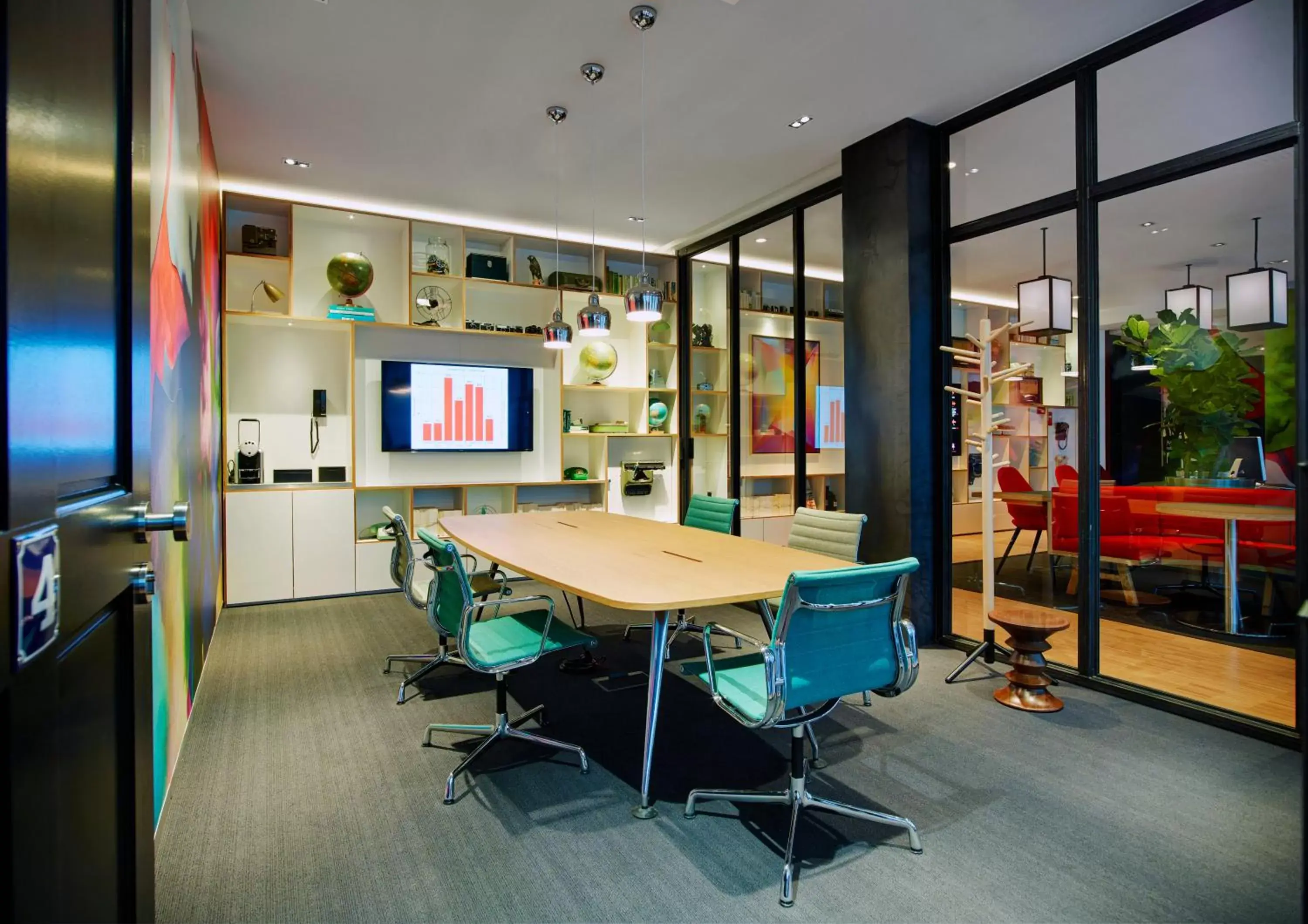 Meeting/conference room in citizenM Schiphol Airport