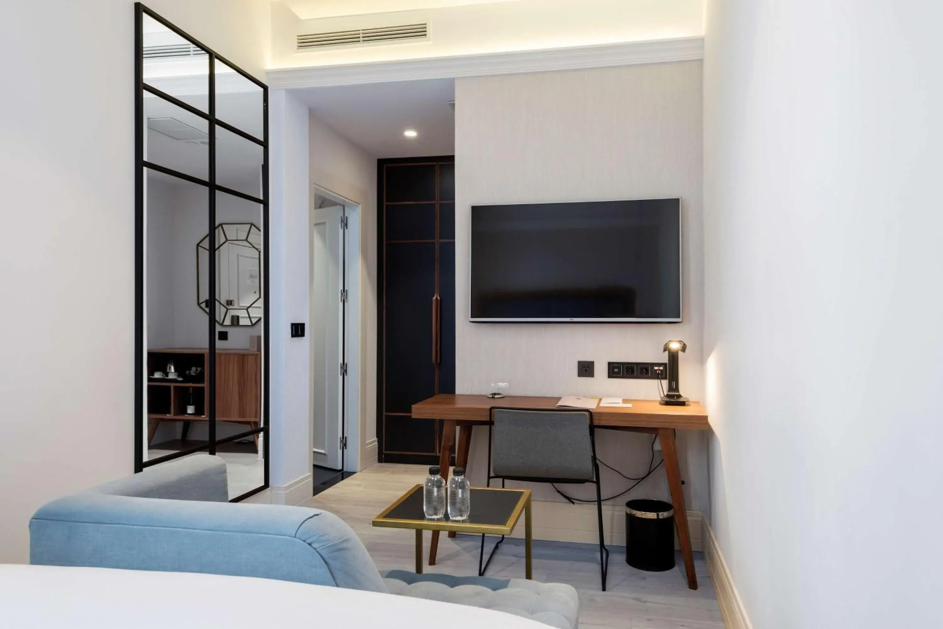 Bedroom, TV/Entertainment Center in DoubleTree by Hilton Madrid-Prado