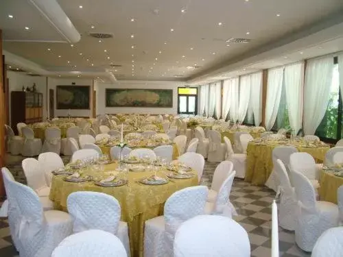 Restaurant/places to eat, Banquet Facilities in Platani Hotel