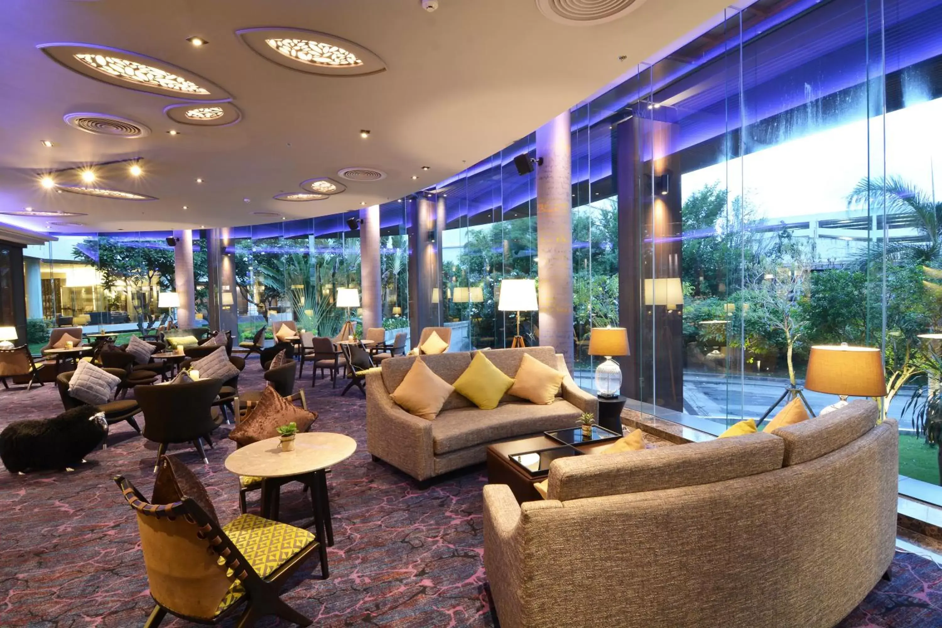 Lounge or bar in Rama Gardens Hotel Bangkok - SHA Plus Certified