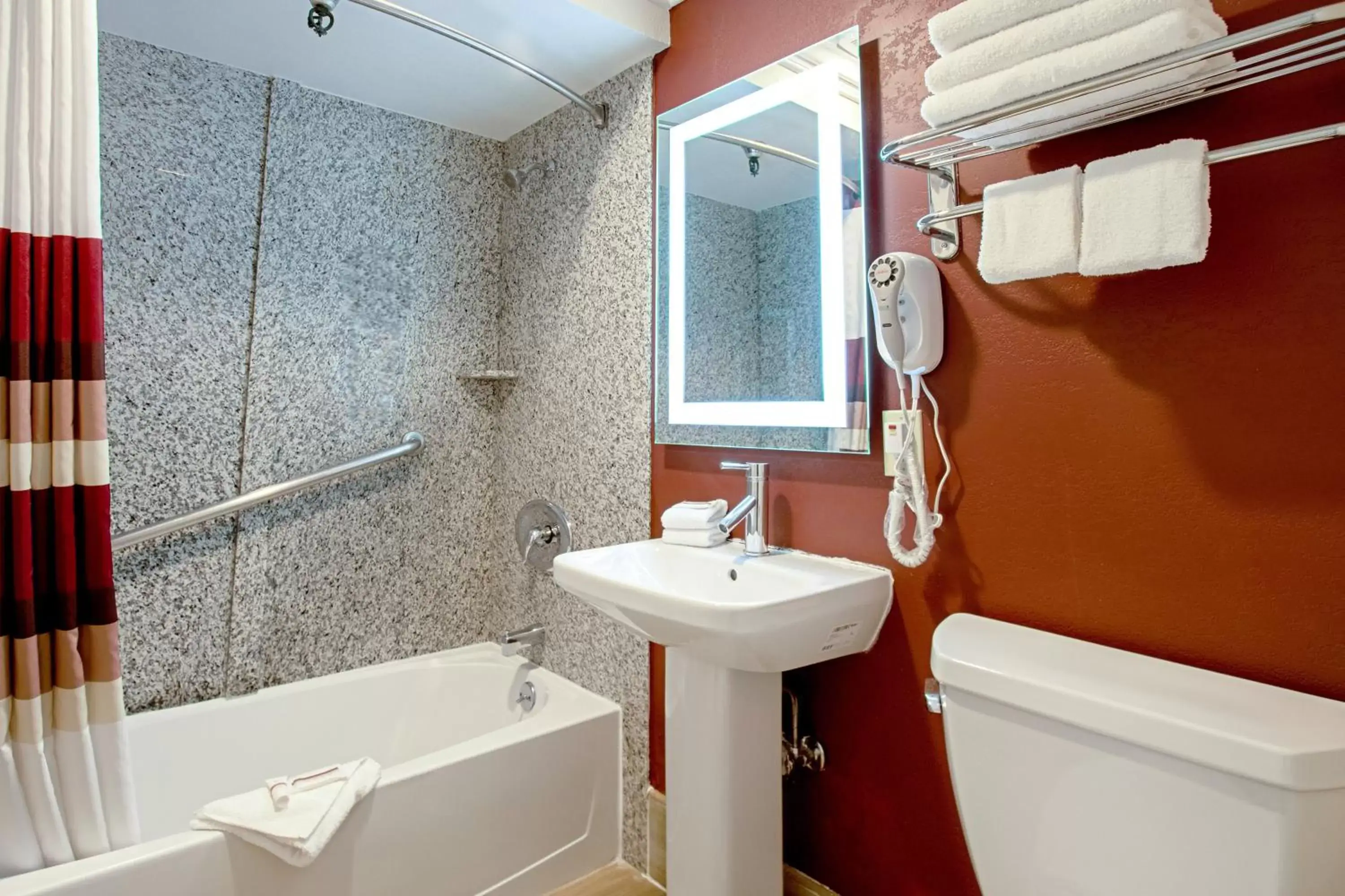 Deluxe Queen Room Non-Smoking in Red Roof Inn & Suites Monterey Deluxe Queen Room Non-Smoking in Red Roof Inn & Suites Monterey