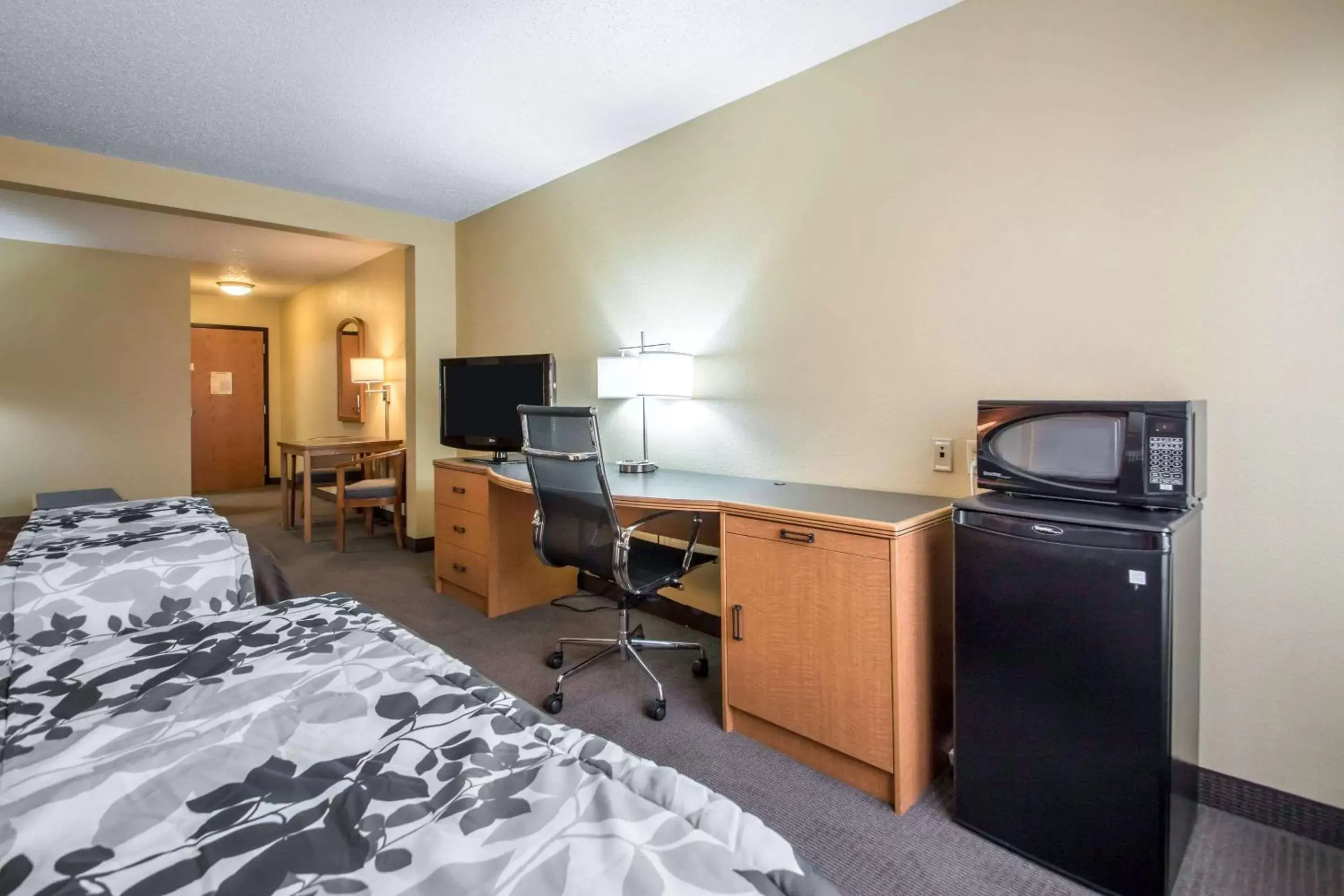 Bedroom, TV/Entertainment Center in Sleep Inn & Suites Sheboygan I-43