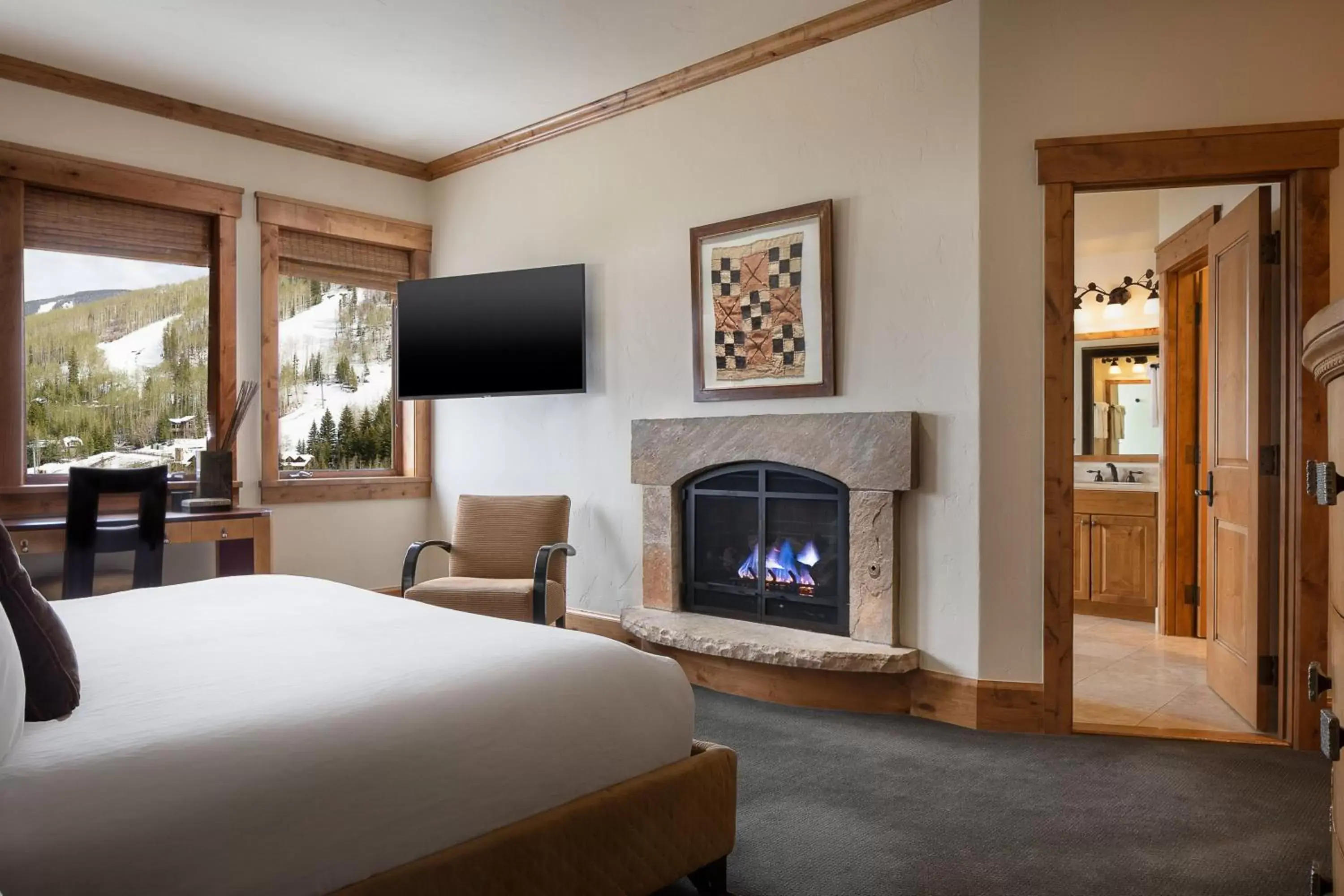 Bedroom, TV/Entertainment Center in The Hythe, a Luxury Collection Resort, Vail