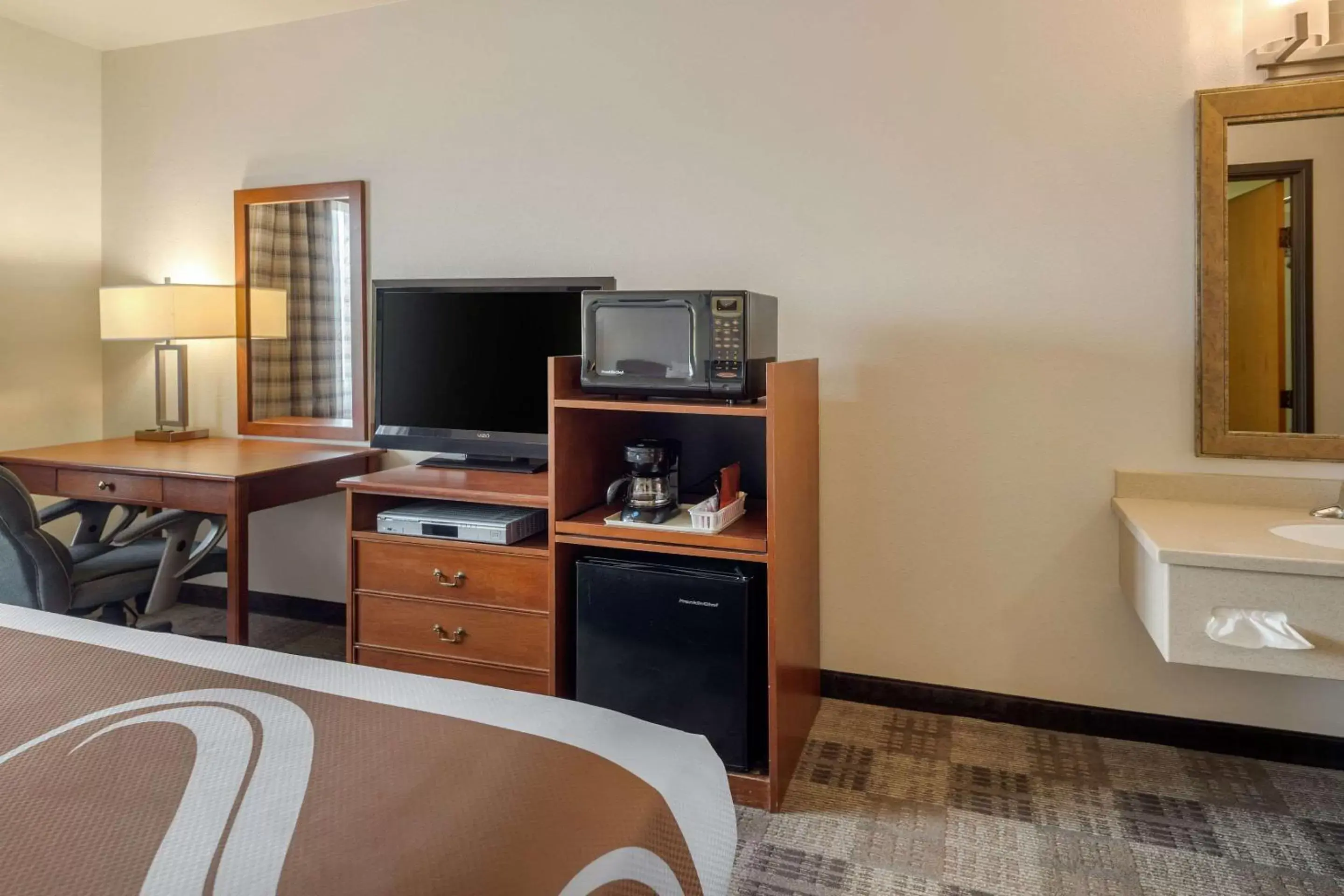 Photo of the whole room, TV/Entertainment Center in Quality Inn Kenai